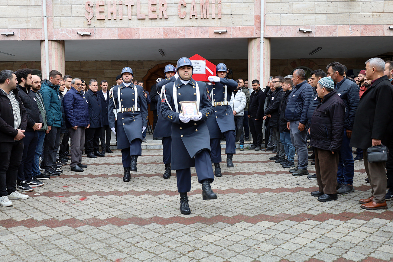 Turgutlulu Üsteğmen Türk’ün cenaze namazını imam abisi kıldırdı