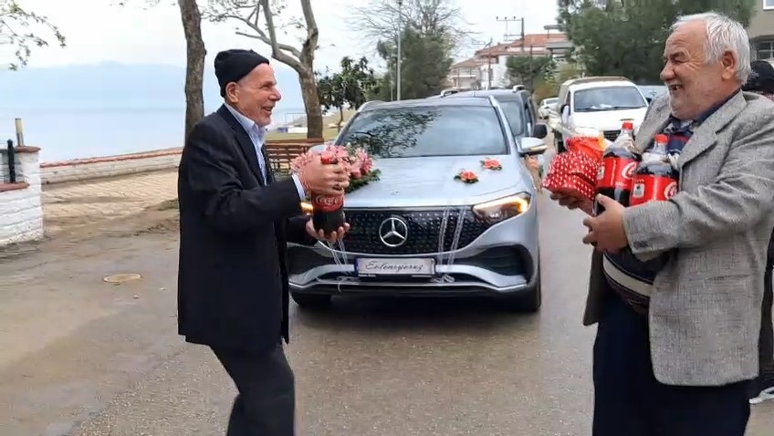 Bir garip gelenek: Ketçaplı mayonezli yumurtalı damat!