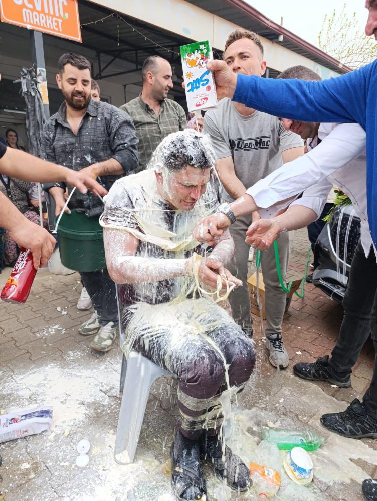 Bir garip gelenek: Ketçaplı mayonezli yumurtalı damat!
