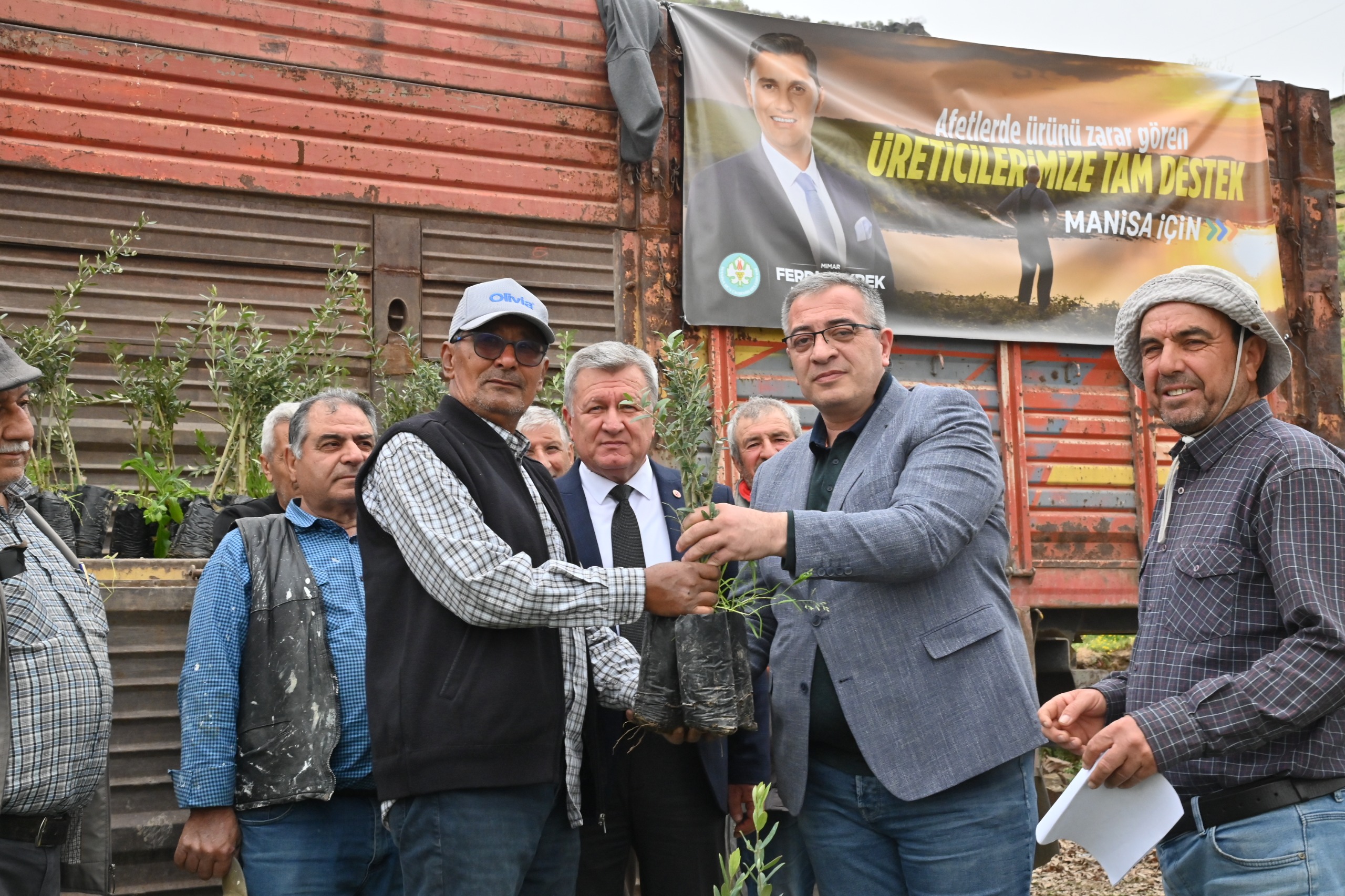 Büyükşehirden Yangında Zarar Gören Üreticilere Fidan Desteği