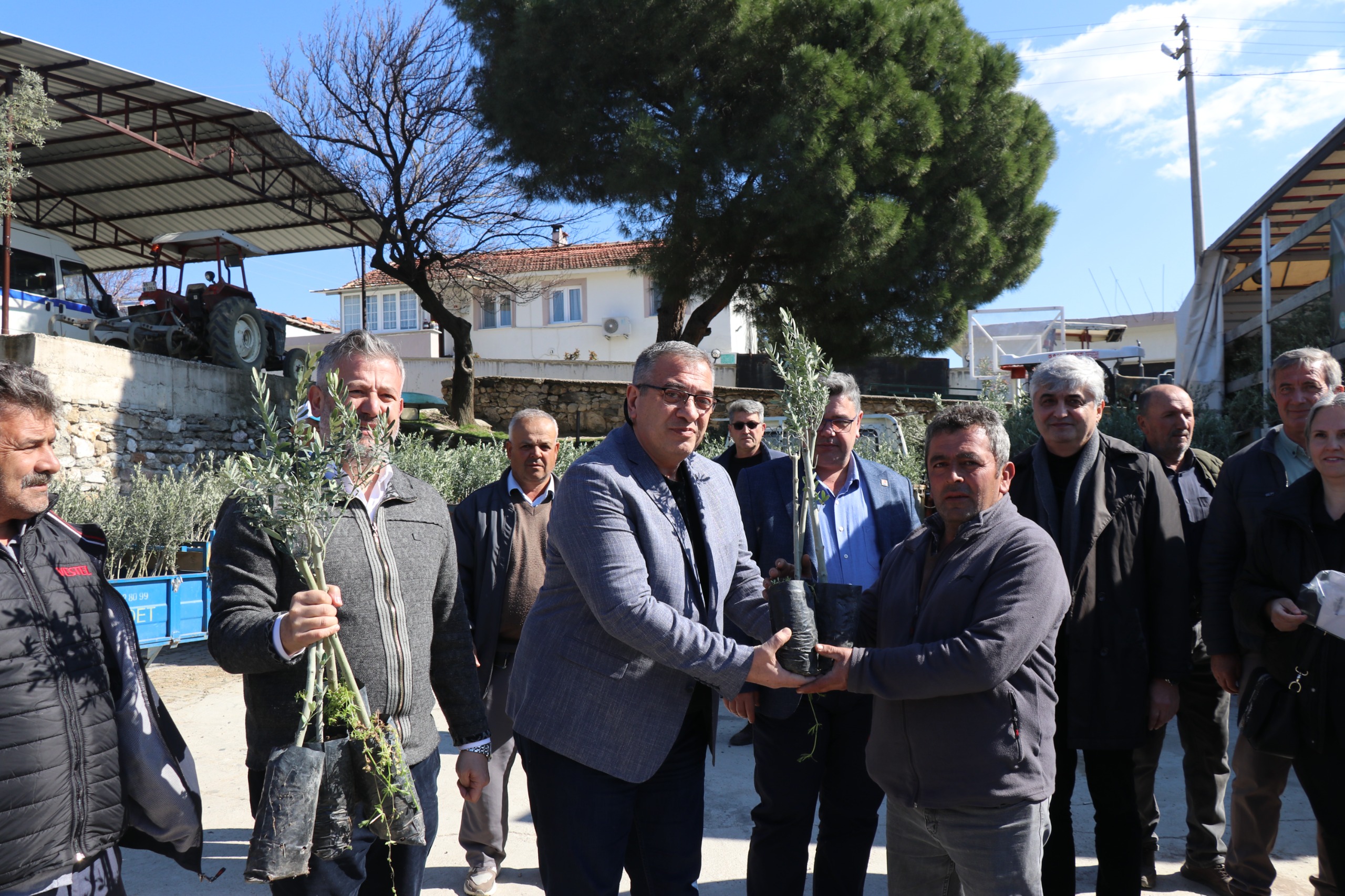 Büyükşehirden Yangında Zarar Gören Üreticilere Fidan Desteği