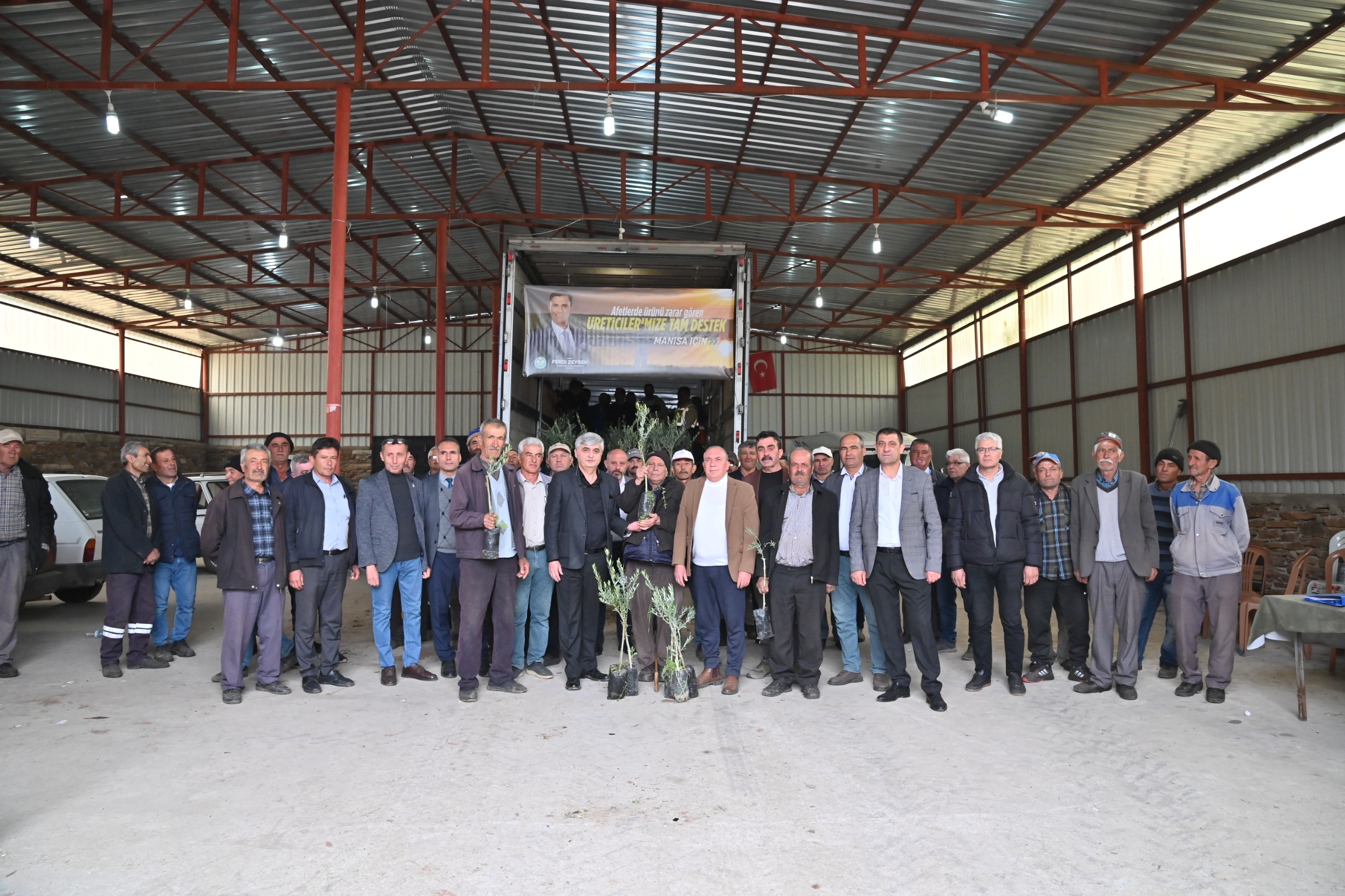 Büyükşehirden Yangında Zarar Gören Üreticilere Fidan Desteği
