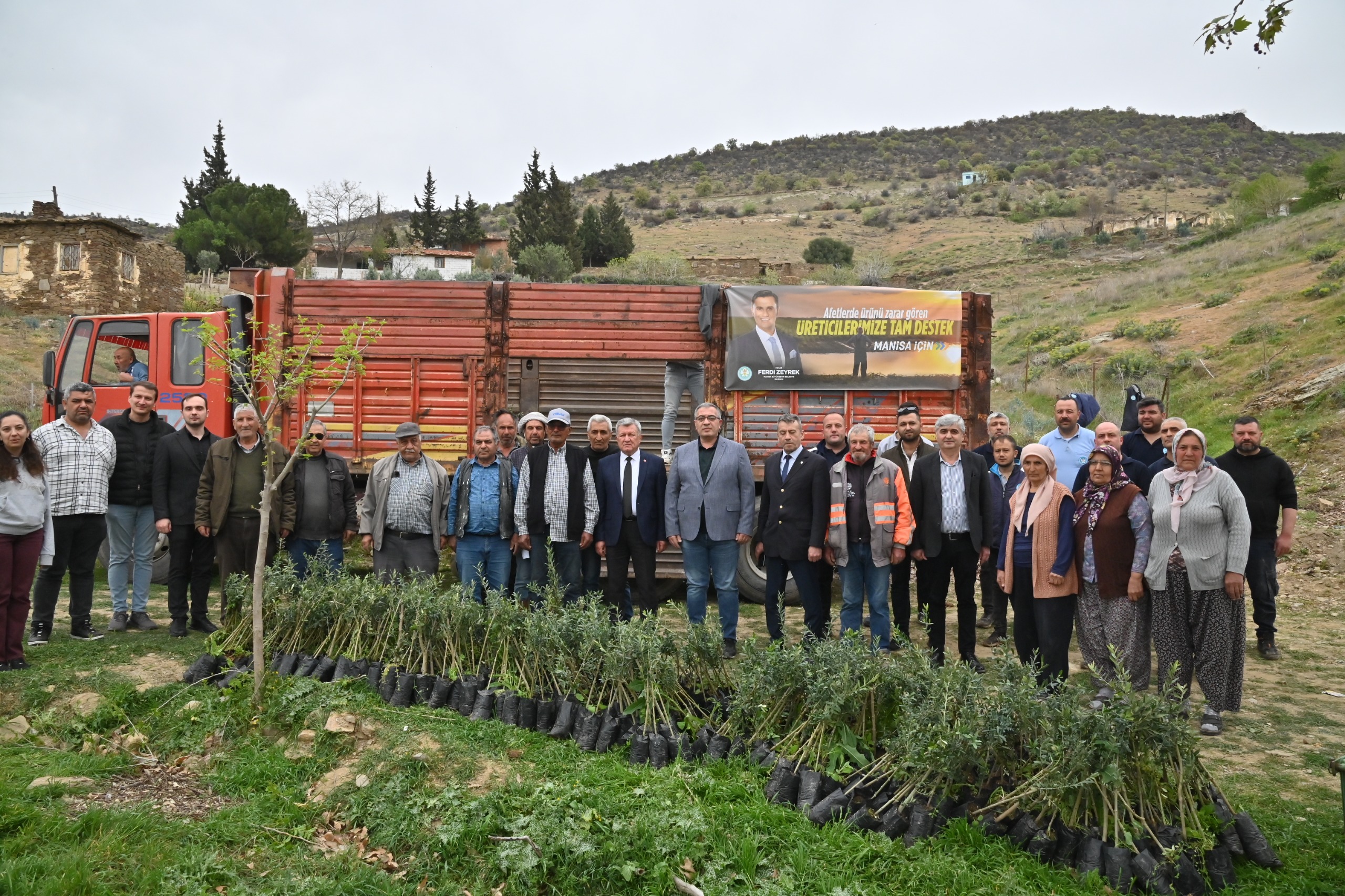 Büyükşehirden Yangında Zarar Gören Üreticilere Fidan Desteği