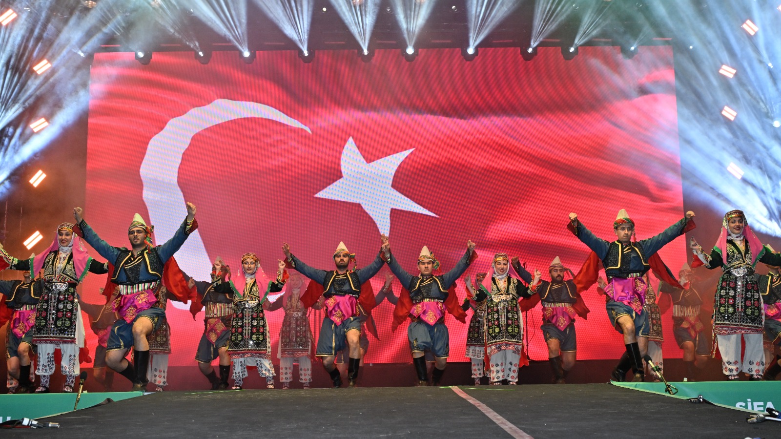 Mesir Festivali'nde Halk Dansları gecesi