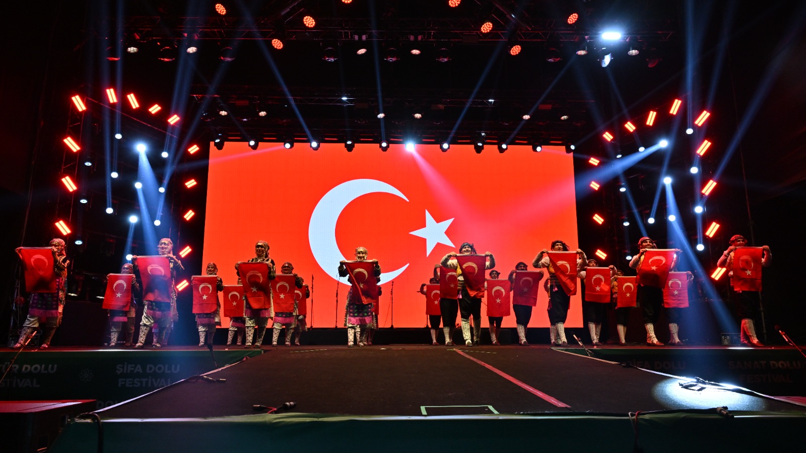 Mesir Festivali'nde Halk Dansları gecesi