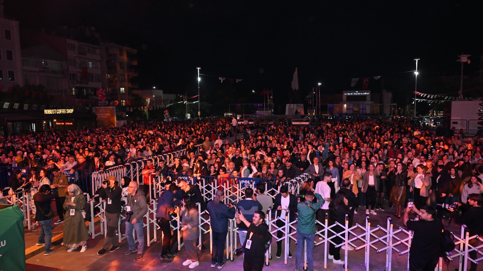 Mesir Festivali'nde Halk Dansları gecesi
