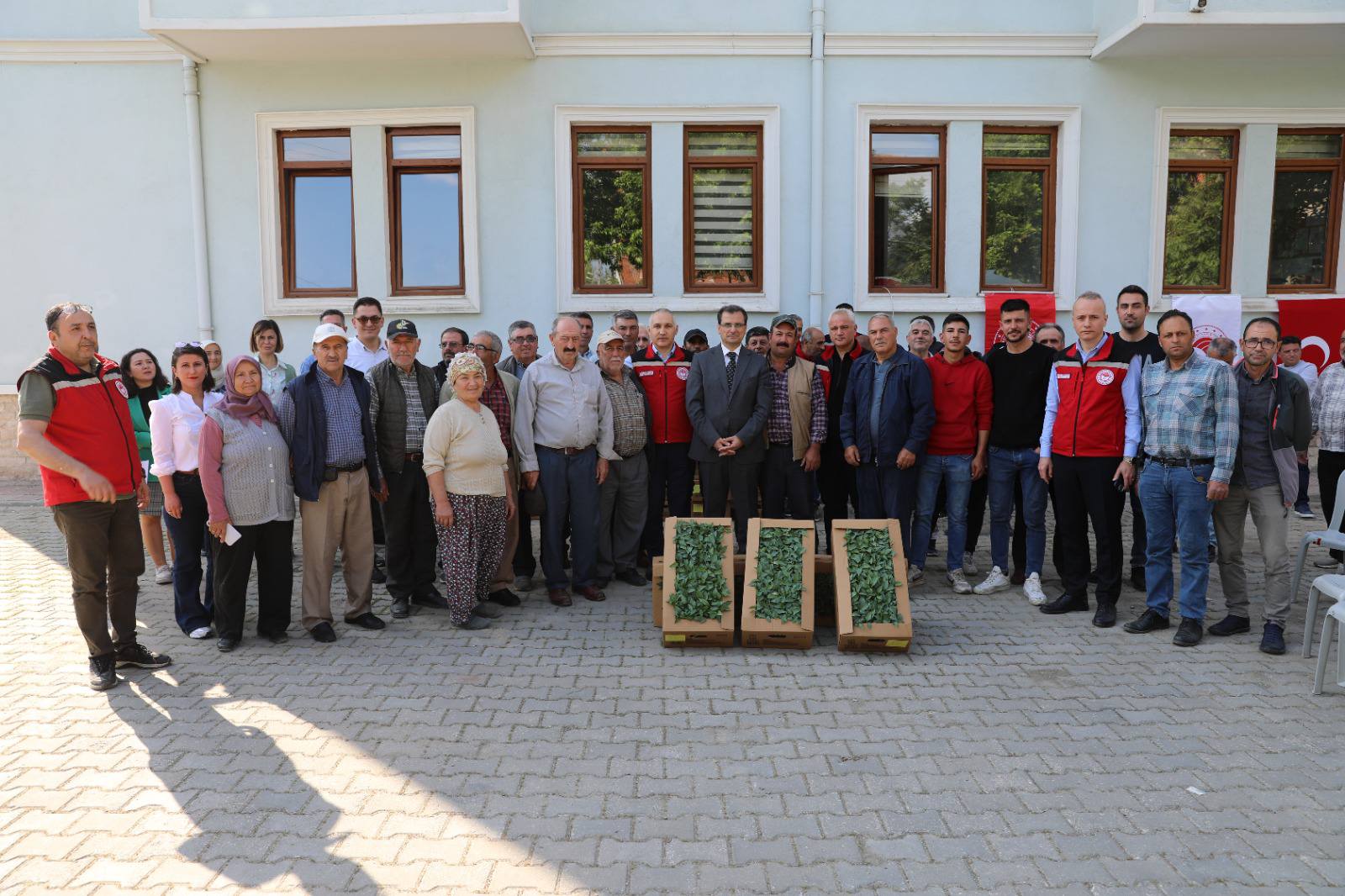 Sarıgöl’de Feromon tuzak dağıtımı yapıldı
