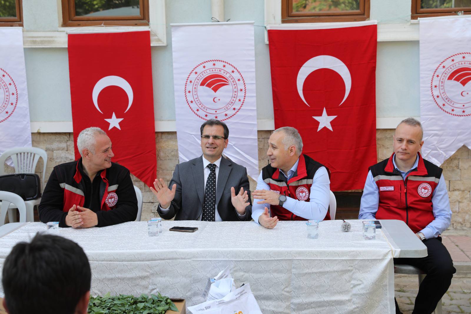 Sarıgöl’de Feromon tuzak dağıtımı yapıldı