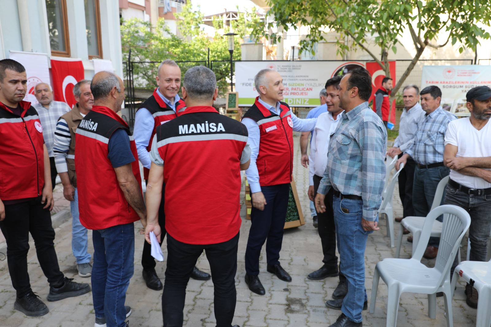 Sarıgöl’de Feromon tuzak dağıtımı yapıldı