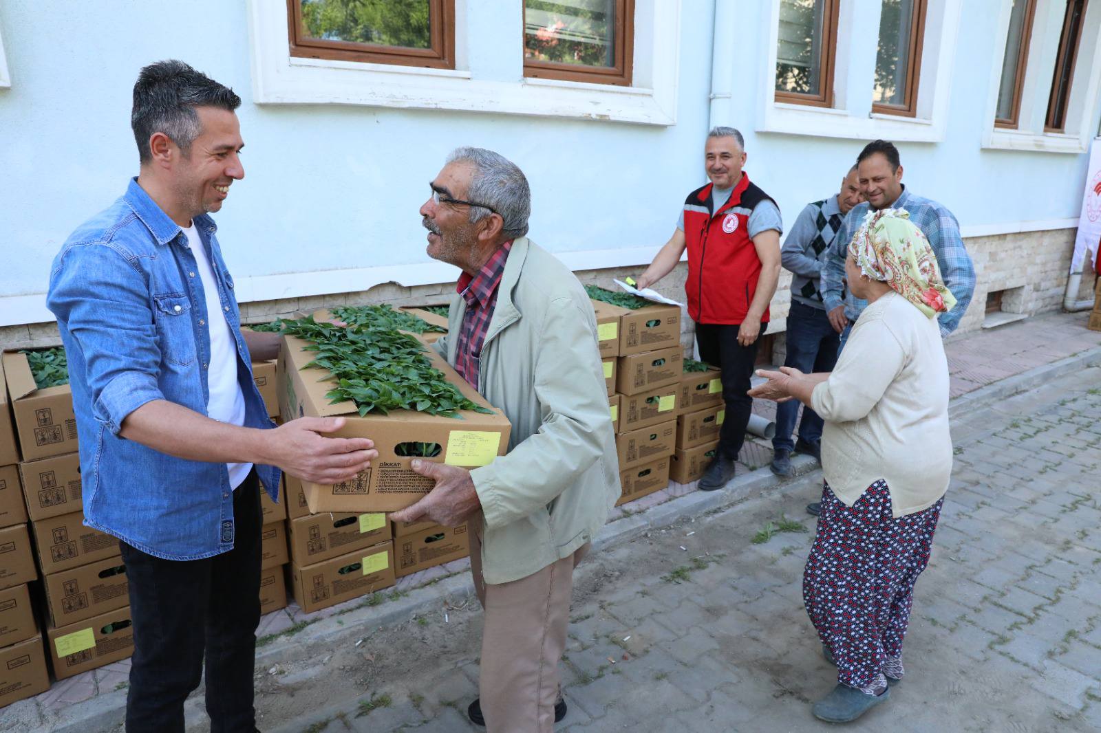 Sarıgöl’de Feromon tuzak dağıtımı yapıldı