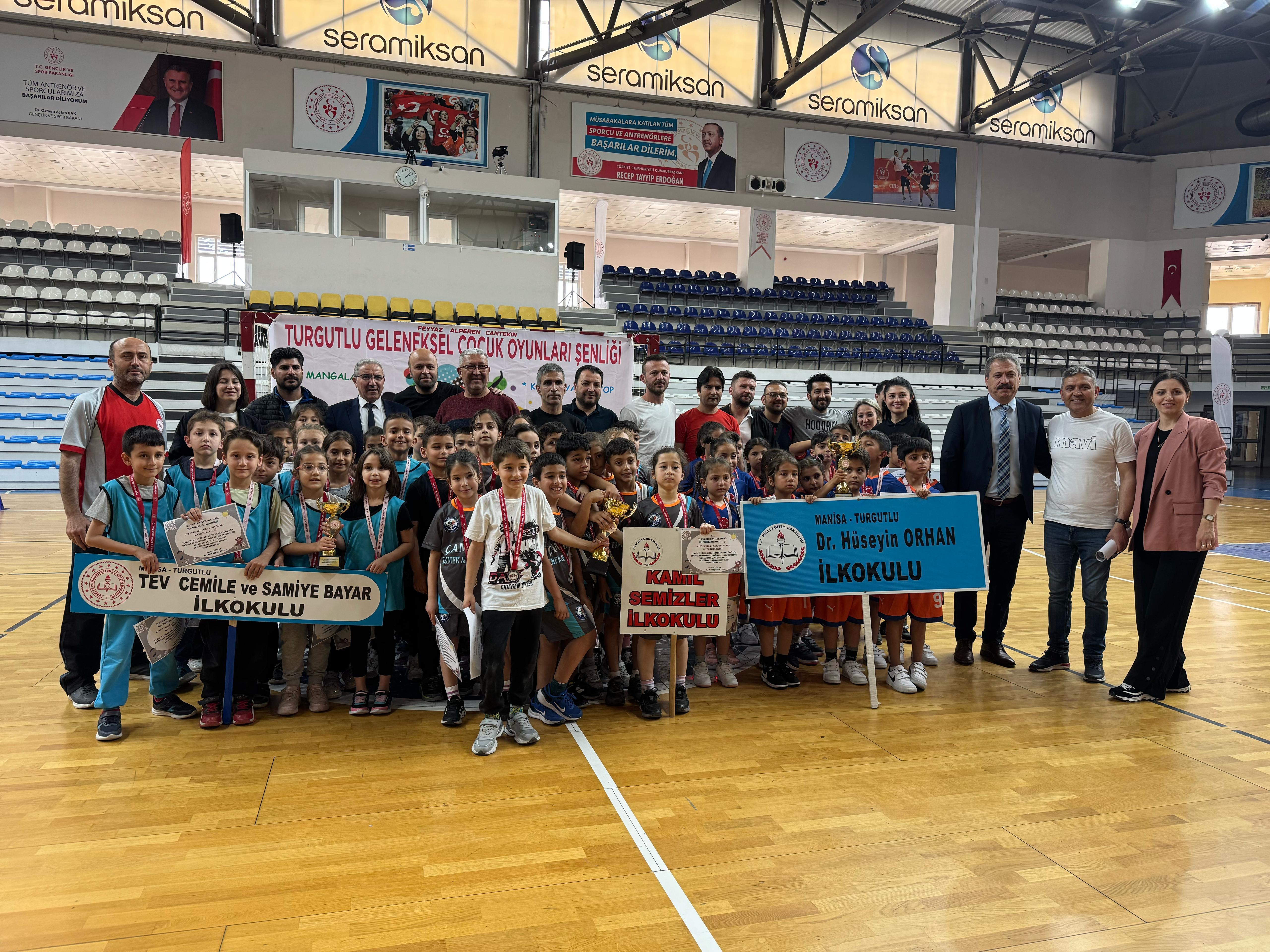 Turgutlu'da mendil kapmaca turnuvası nefes kesti