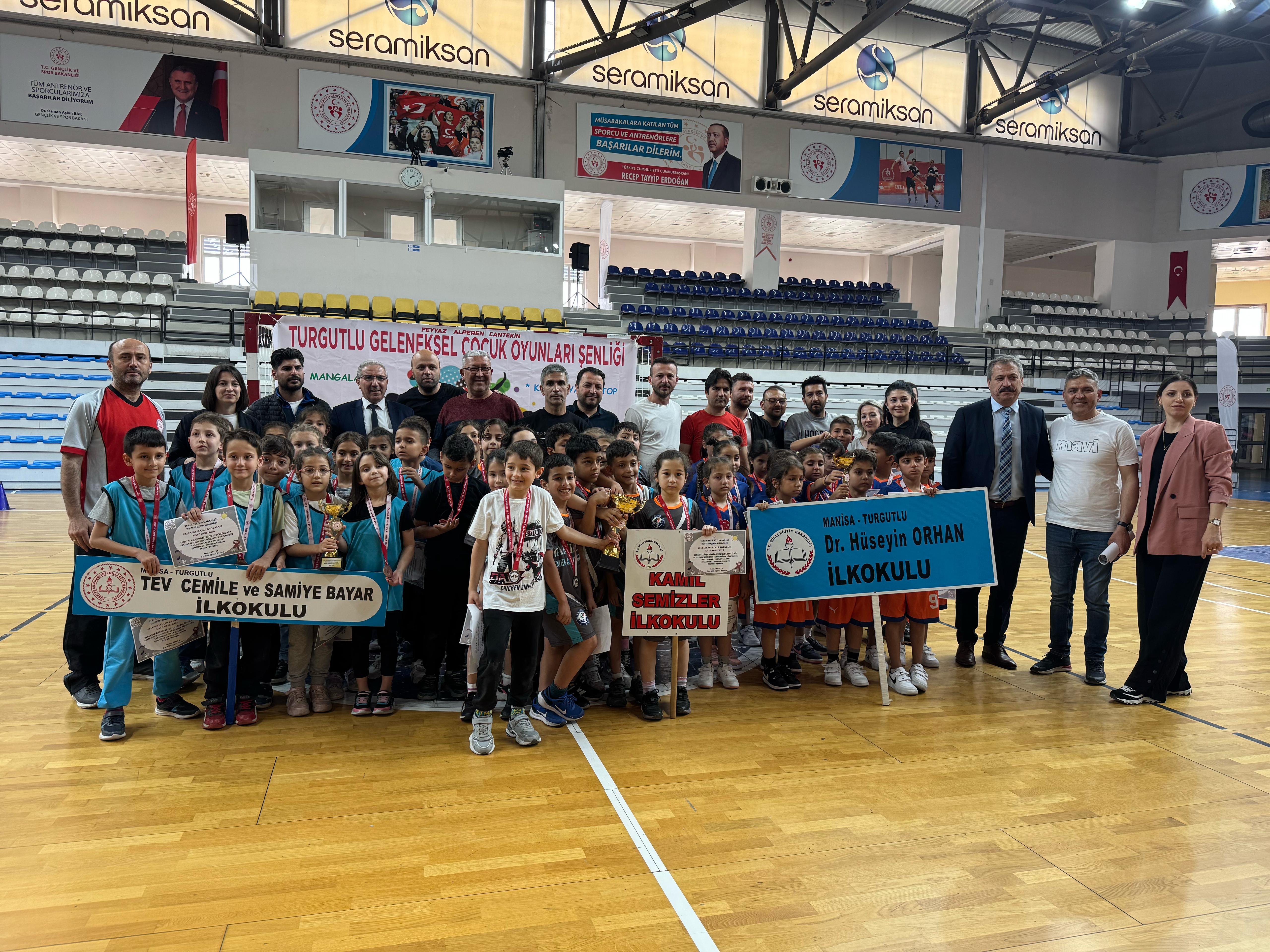 Turgutlu'da mendil kapmaca turnuvası nefes kesti