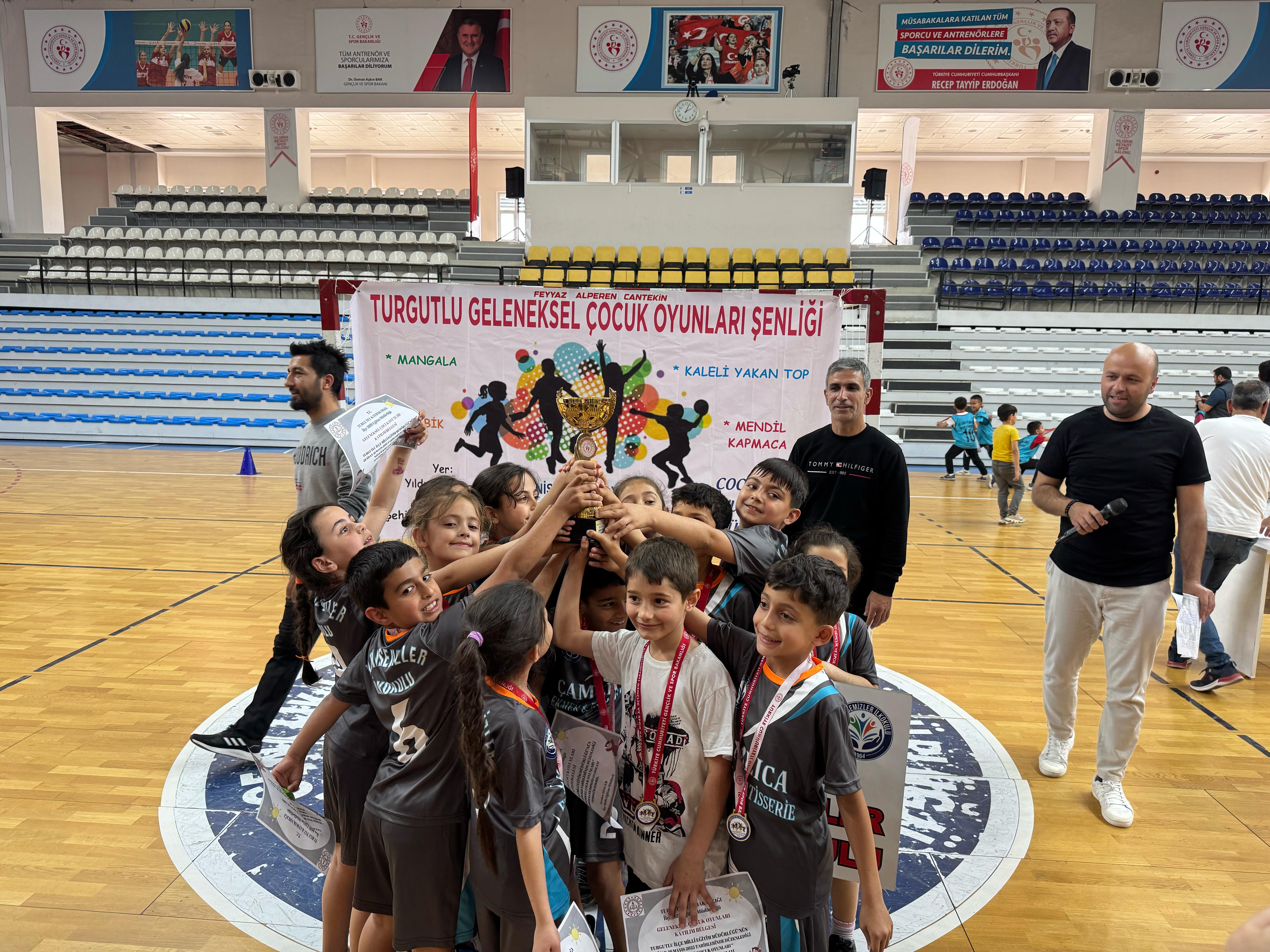 Turgutlu'da mendil kapmaca turnuvası nefes kesti