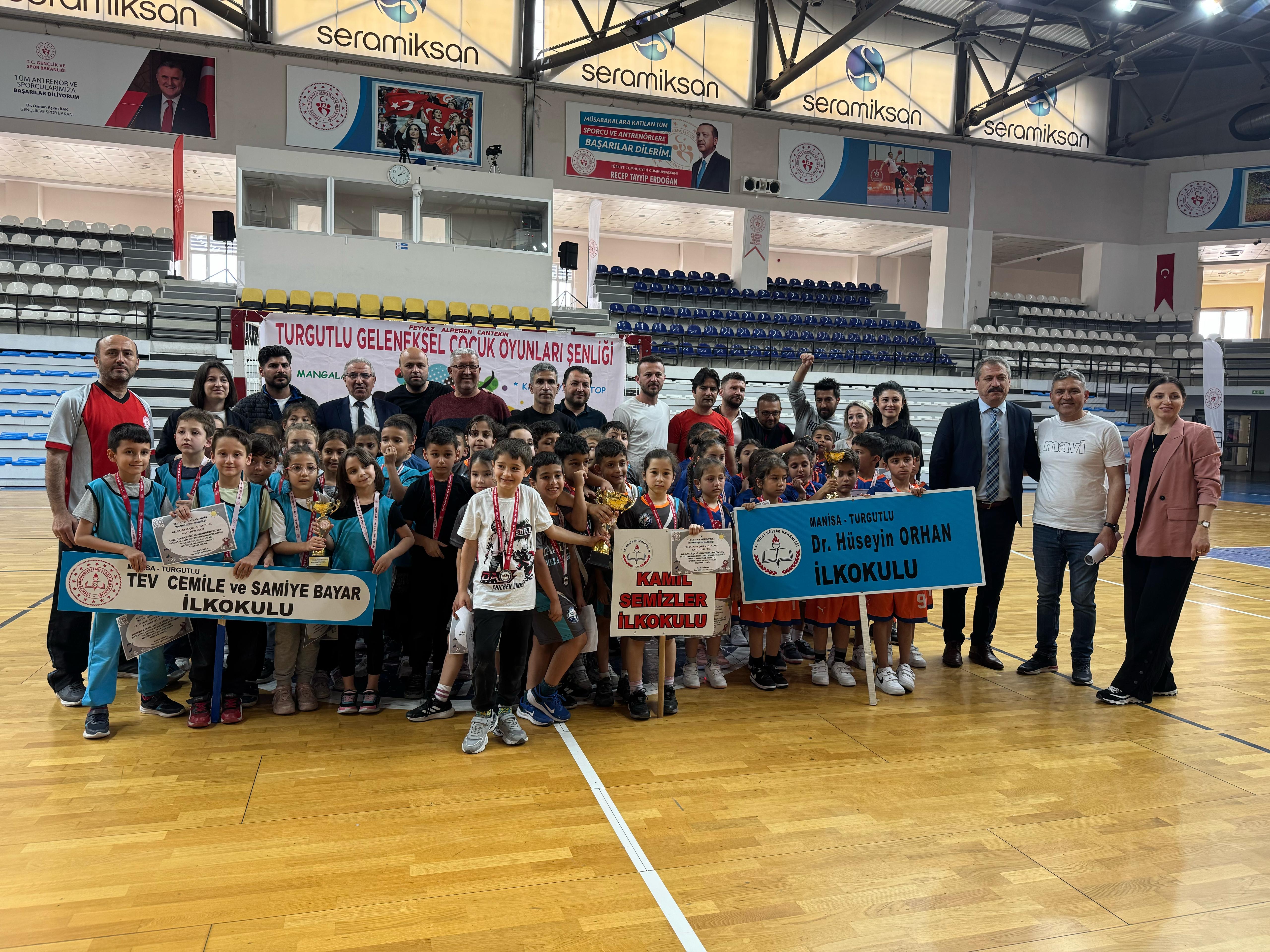 Turgutlu'da mendil kapmaca turnuvası nefes kesti