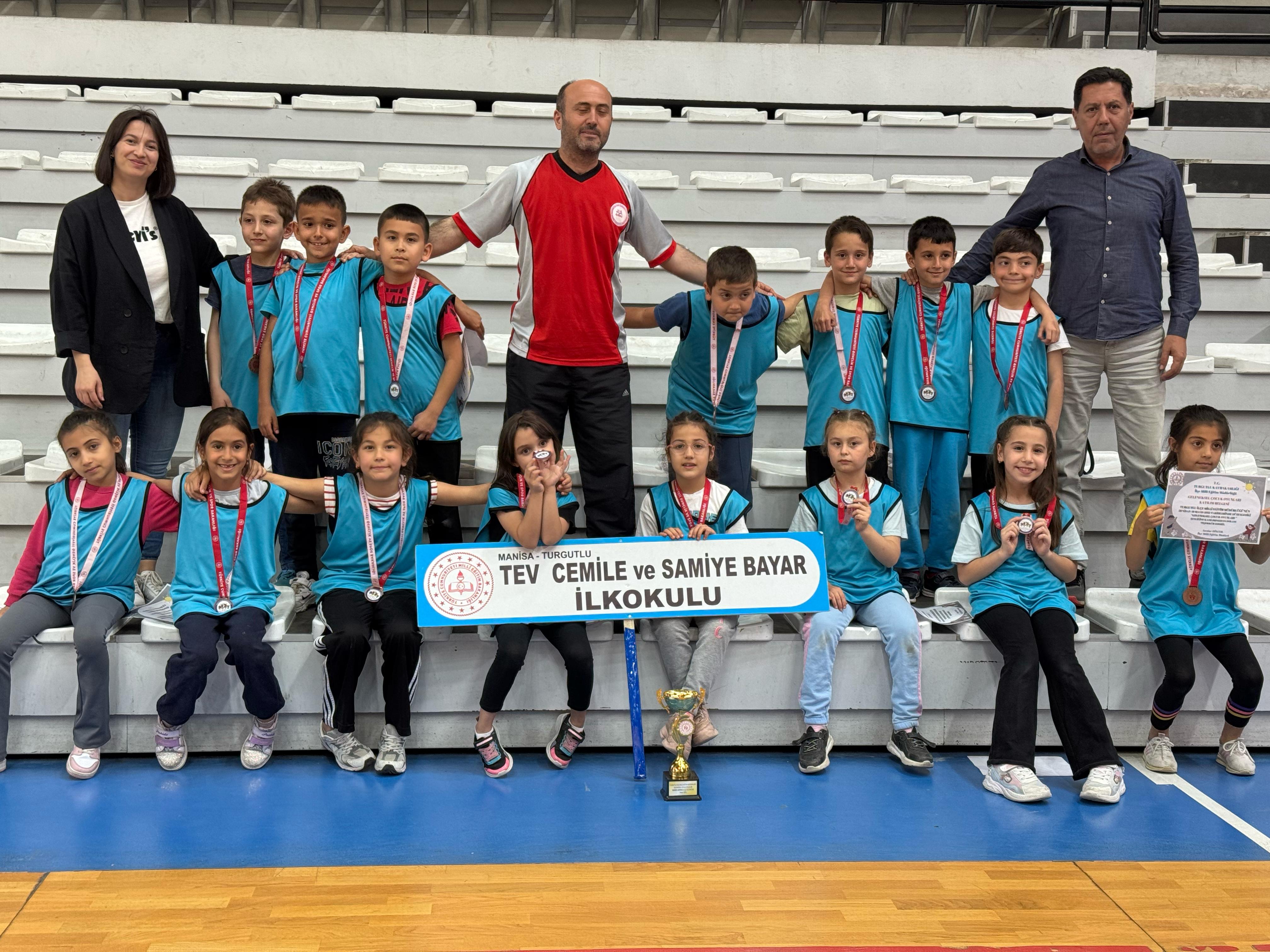 Turgutlu'da mendil kapmaca turnuvası nefes kesti