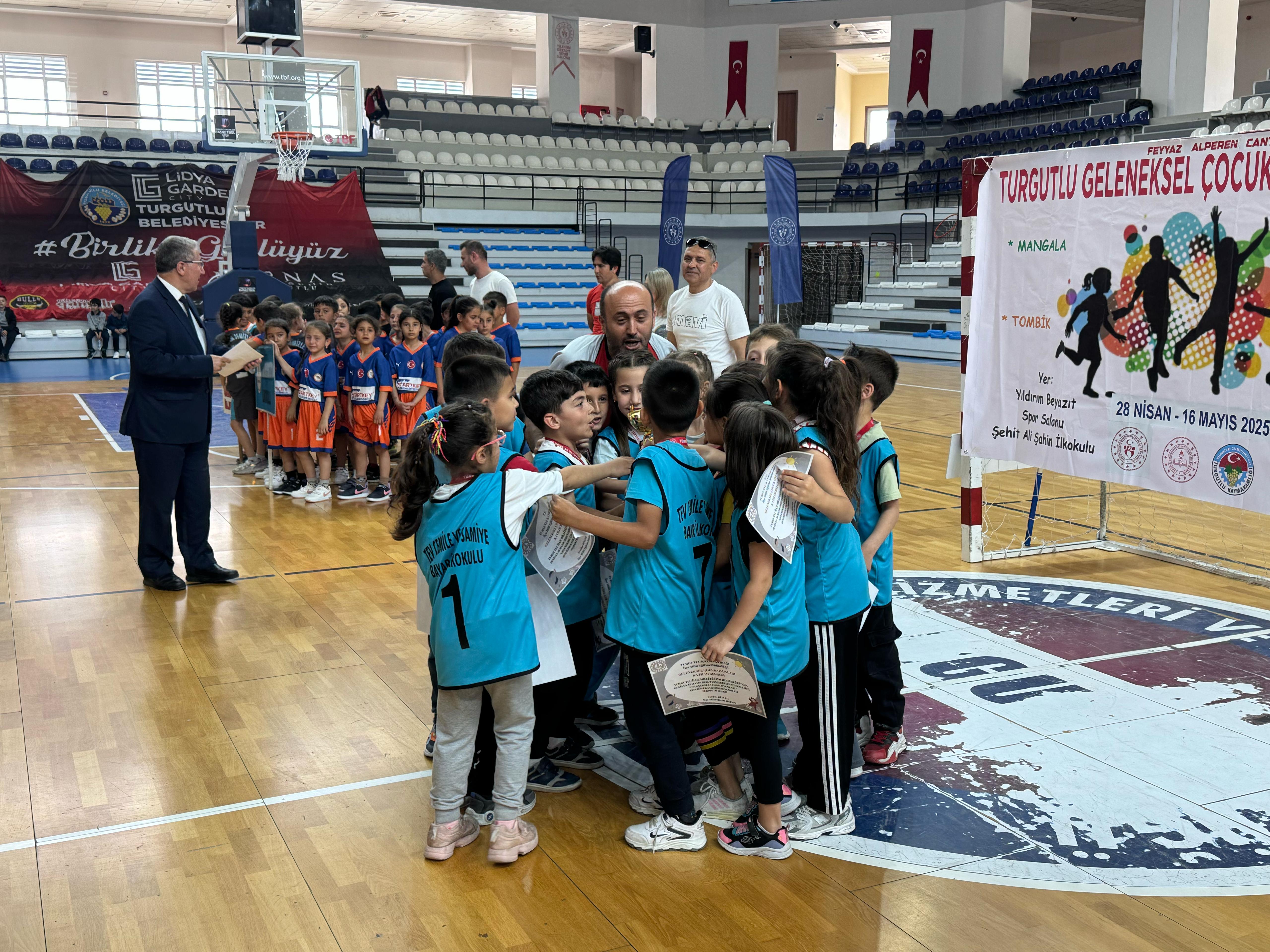Turgutlu'da mendil kapmaca turnuvası nefes kesti