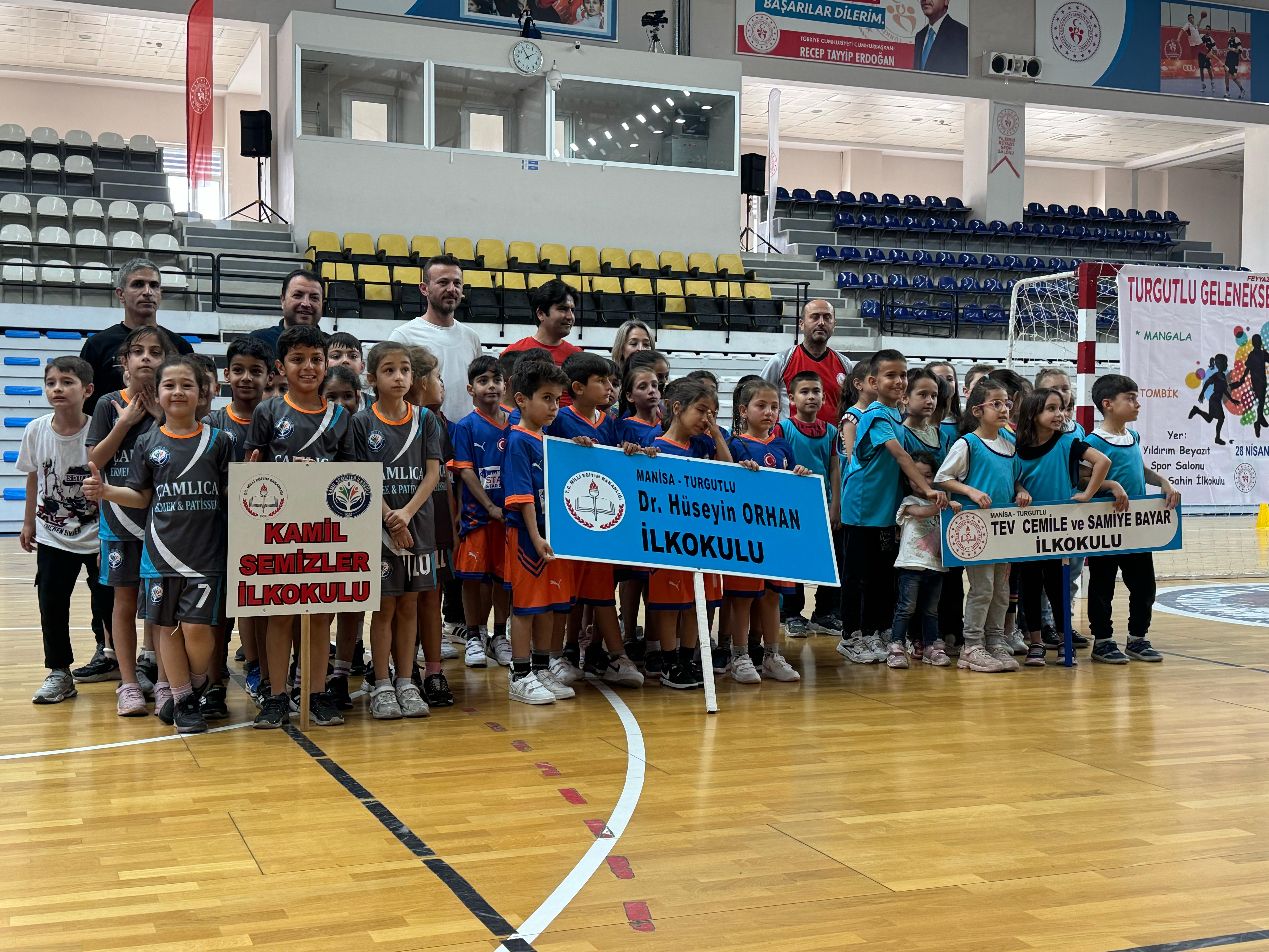 Turgutlu'da mendil kapmaca turnuvası nefes kesti