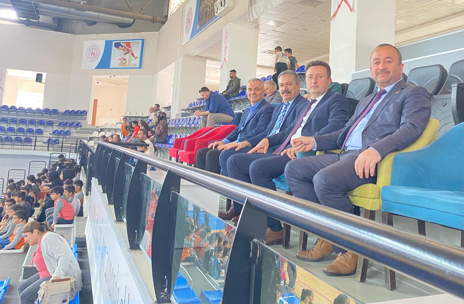 Turgutlu'da mendil kapmaca turnuvası nefes kesti