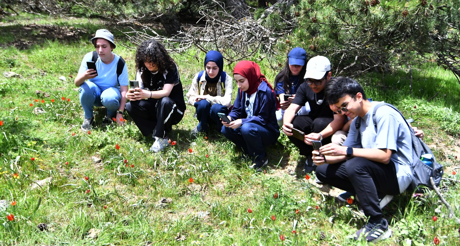 Turgutlulu öğrenciler o laleleri yerinde fotoğraflamak için Spil’e akın etti