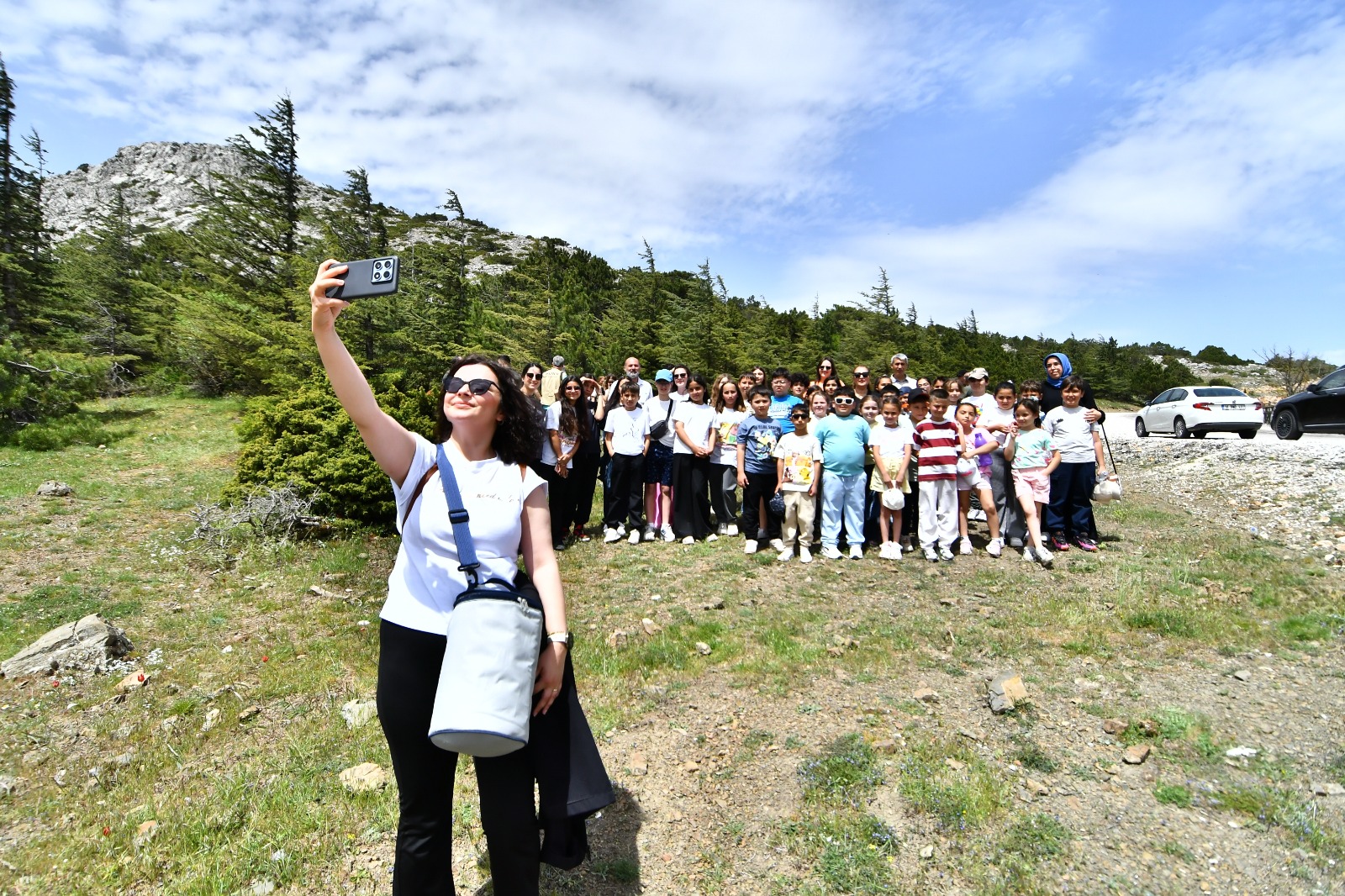 Turgutlulu öğrenciler o laleleri yerinde fotoğraflamak için Spil’e akın etti