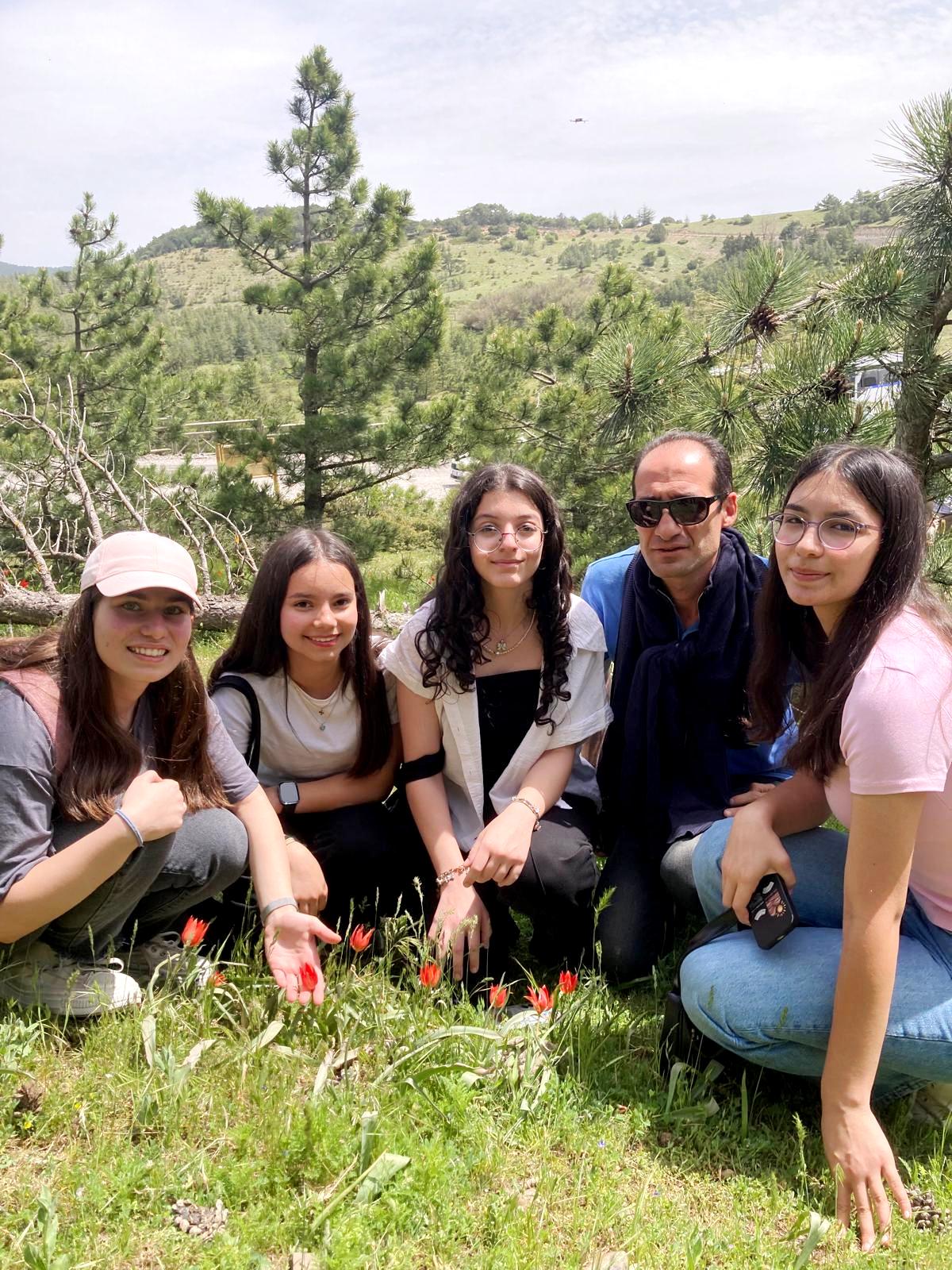 Turgutlulu öğrenciler o laleleri yerinde fotoğraflamak için Spil’e akın etti