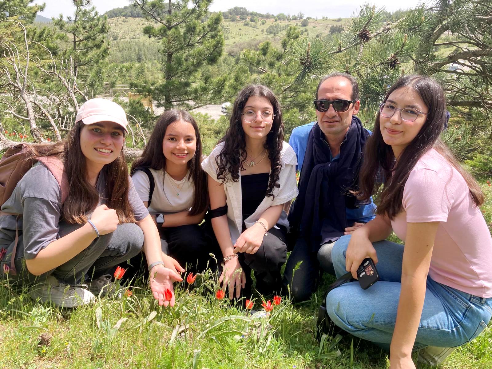 Turgutlulu öğrenciler o laleleri yerinde fotoğraflamak için Spil’e akın etti