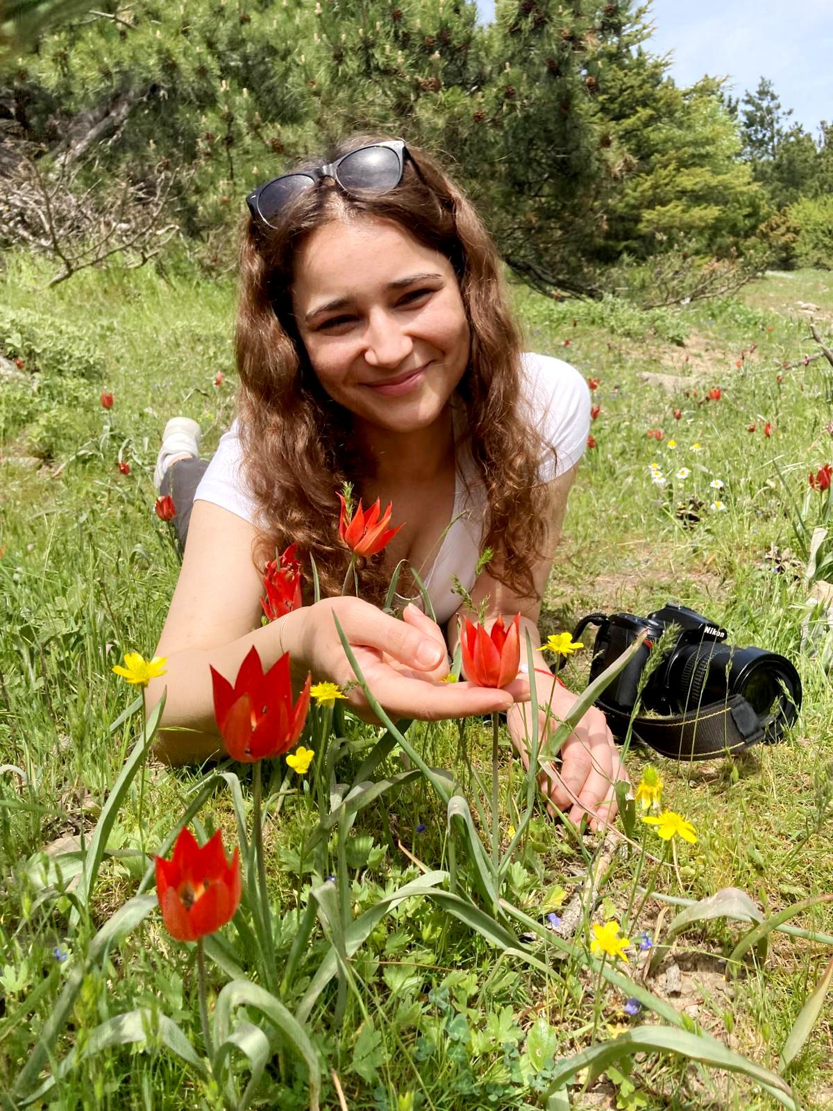 Turgutlulu öğrenciler o laleleri yerinde fotoğraflamak için Spil’e akın etti