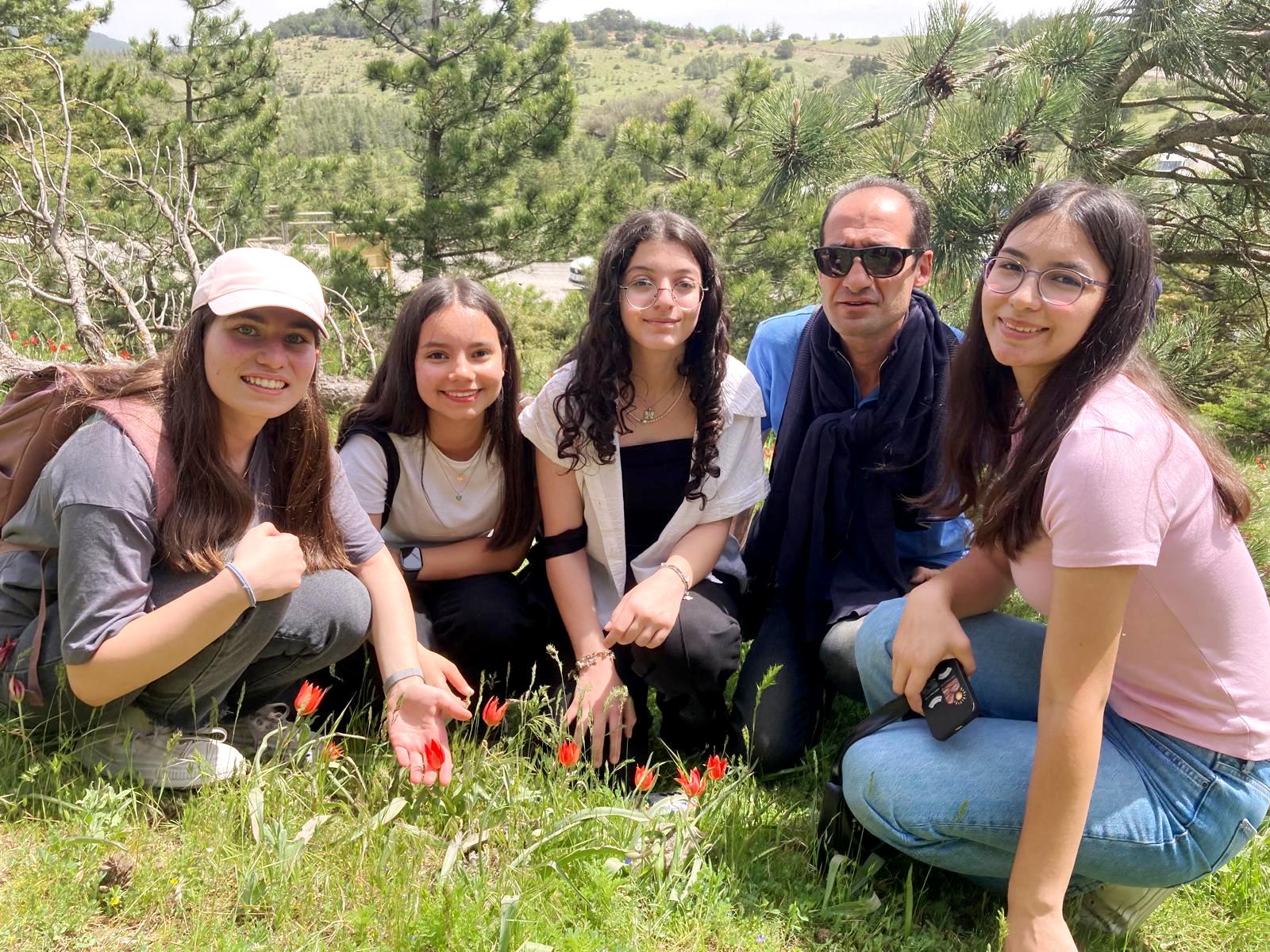 Turgutlulu öğrenciler o laleleri yerinde fotoğraflamak için Spil’e akın etti