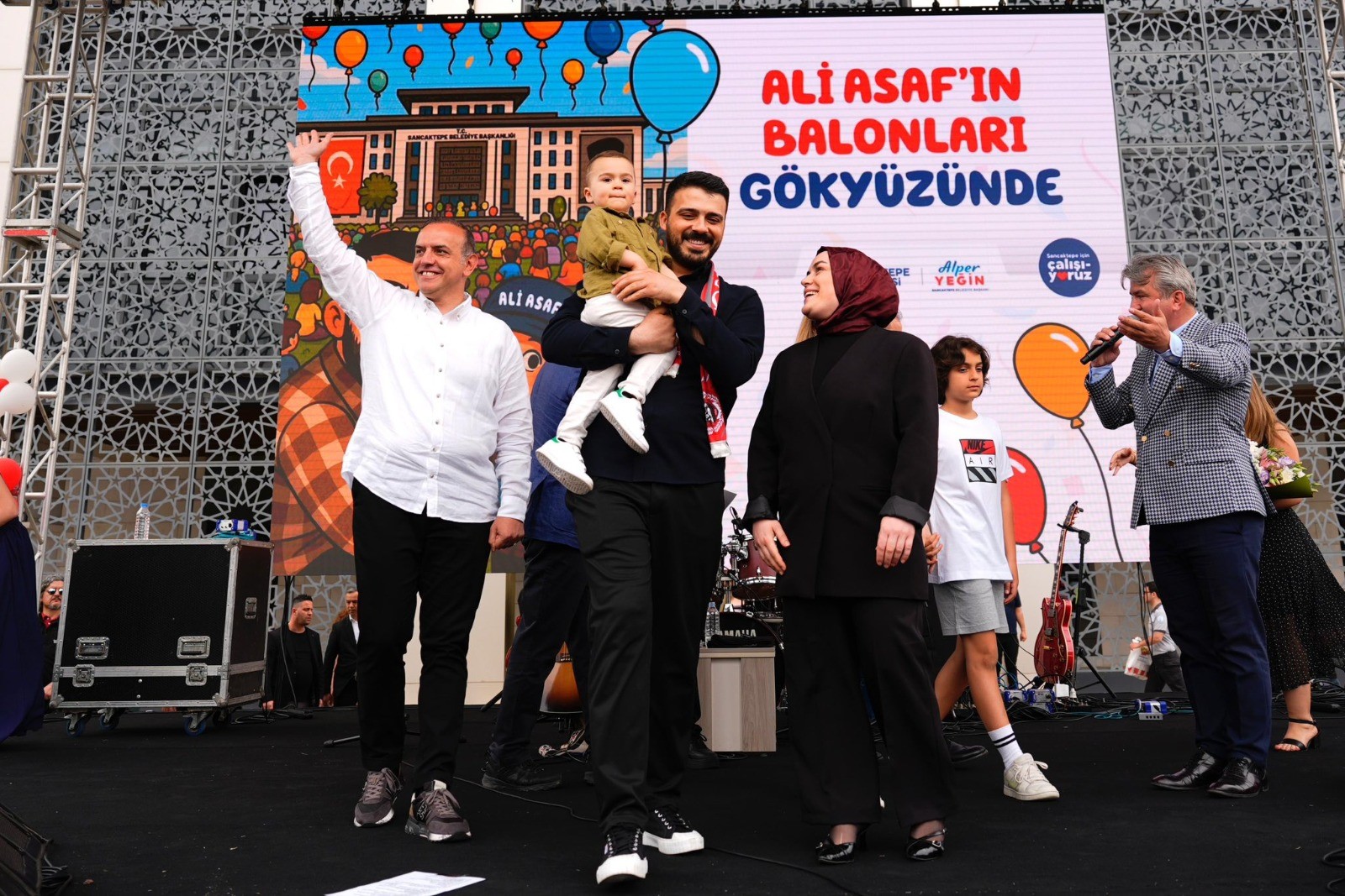 Kanseri yenen minik Ali Asaf için binlerce balon uçuruldu