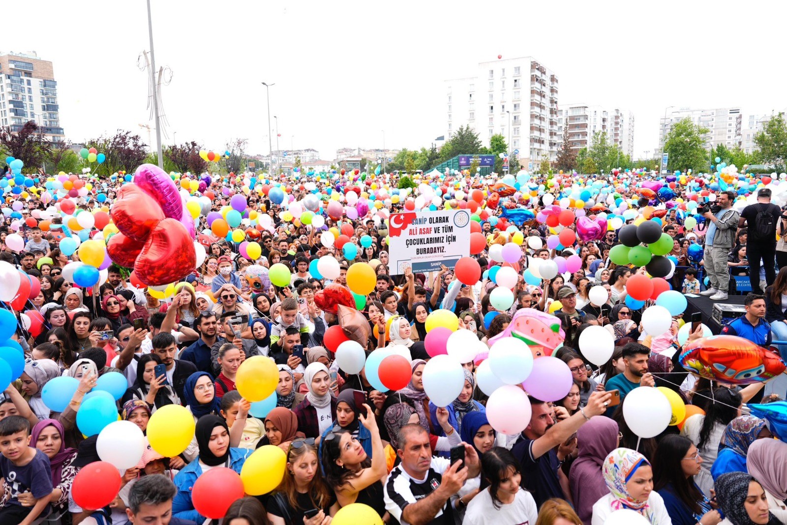 Kanseri yenen minik Ali Asaf için binlerce balon uçuruldu