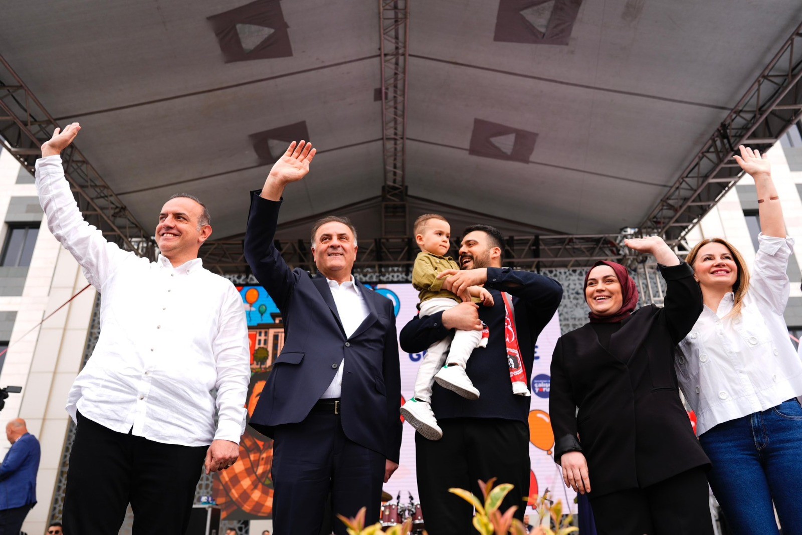 Kanseri yenen minik Ali Asaf için binlerce balon uçuruldu