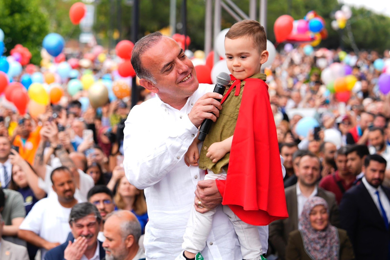 Kanseri yenen minik Ali Asaf için binlerce balon uçuruldu