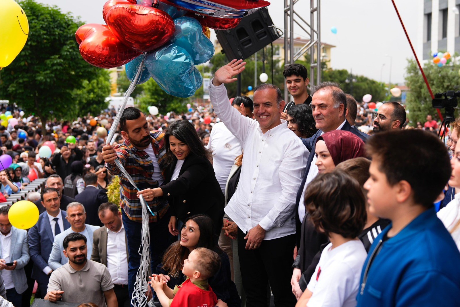 Kanseri yenen minik Ali Asaf için binlerce balon uçuruldu