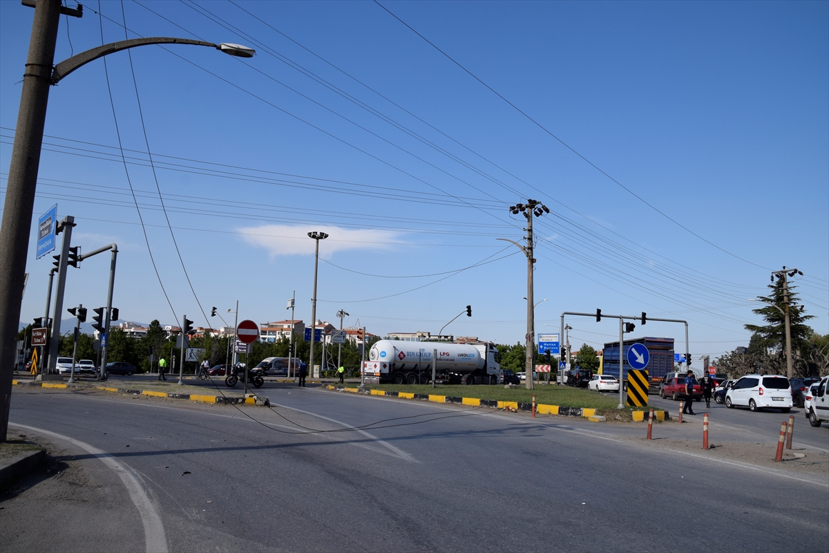 Turgutlu'da kopan elektrik teli ulaşımı aksattı