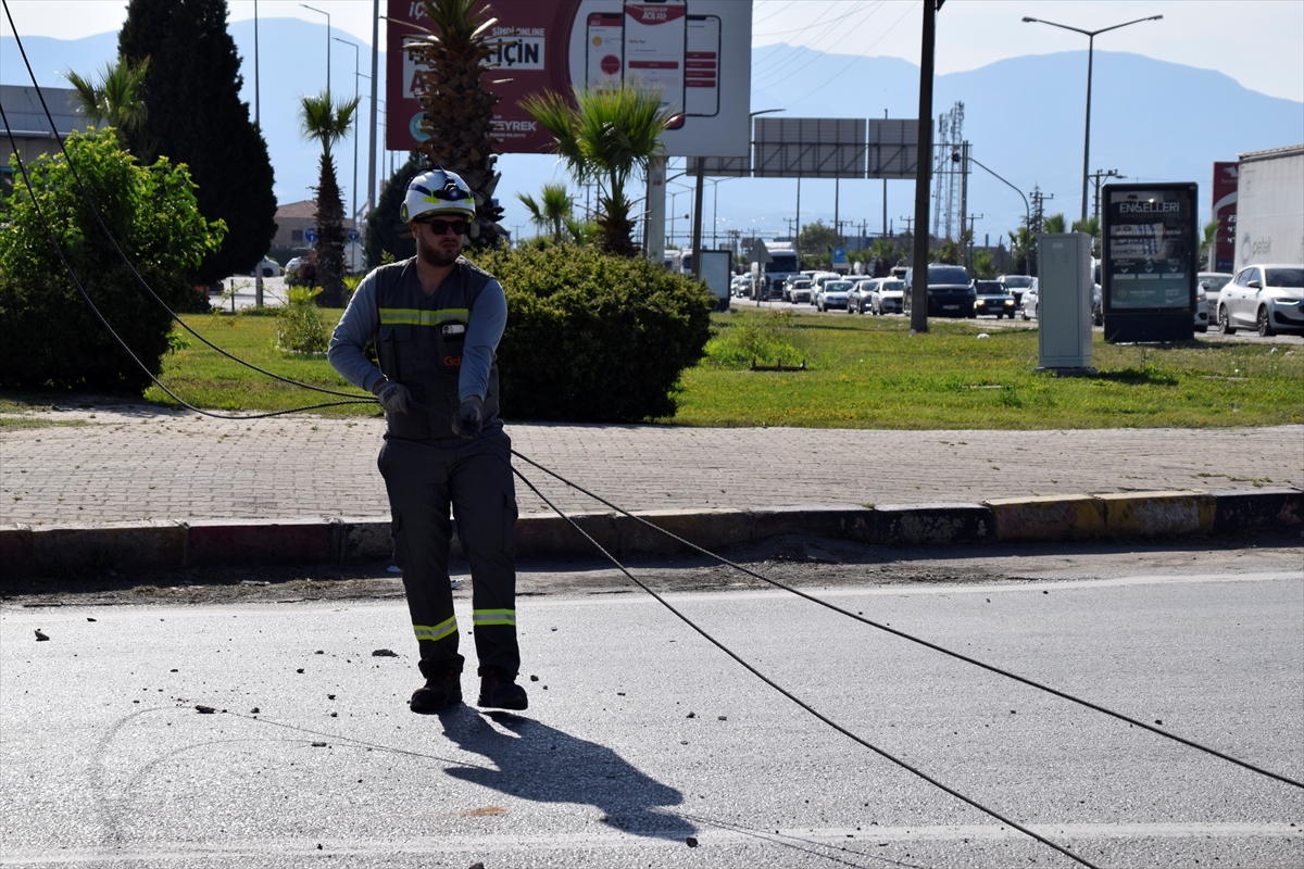 Turgutlu'da kopan elektrik teli ulaşımı aksattı