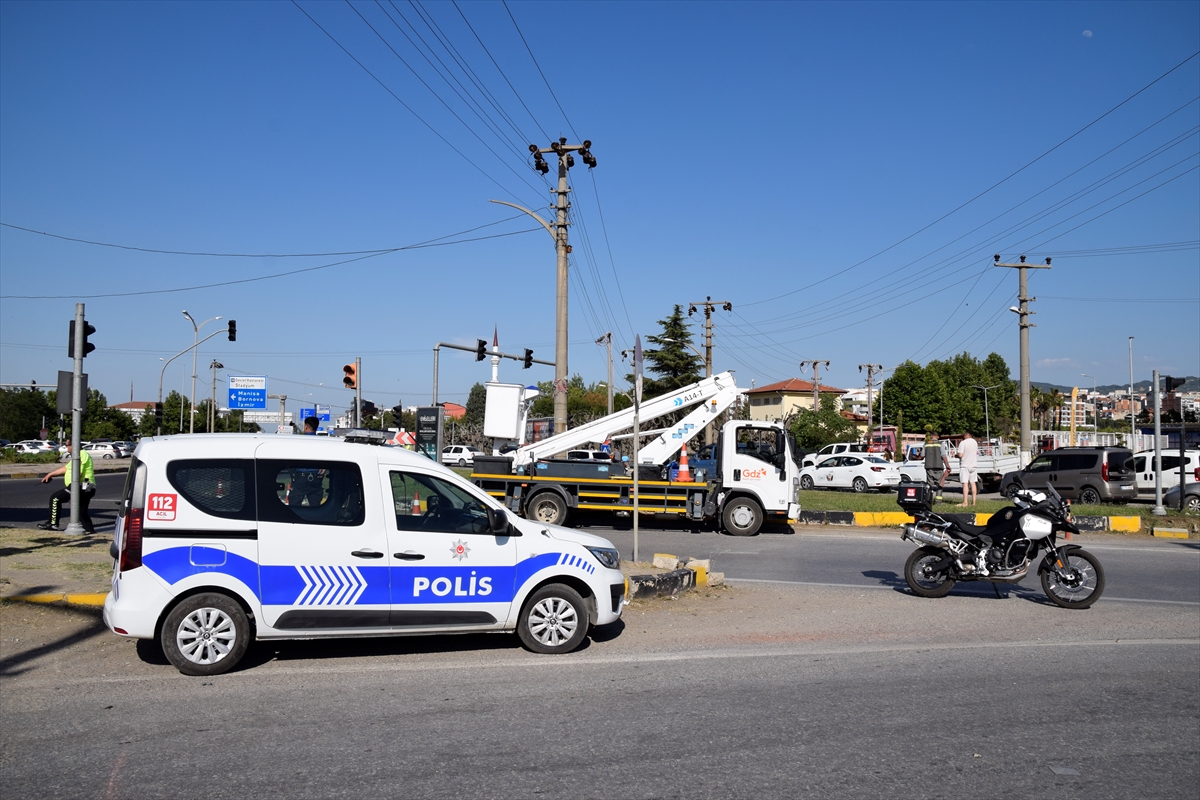 Turgutlu'da kopan elektrik teli ulaşımı aksattı