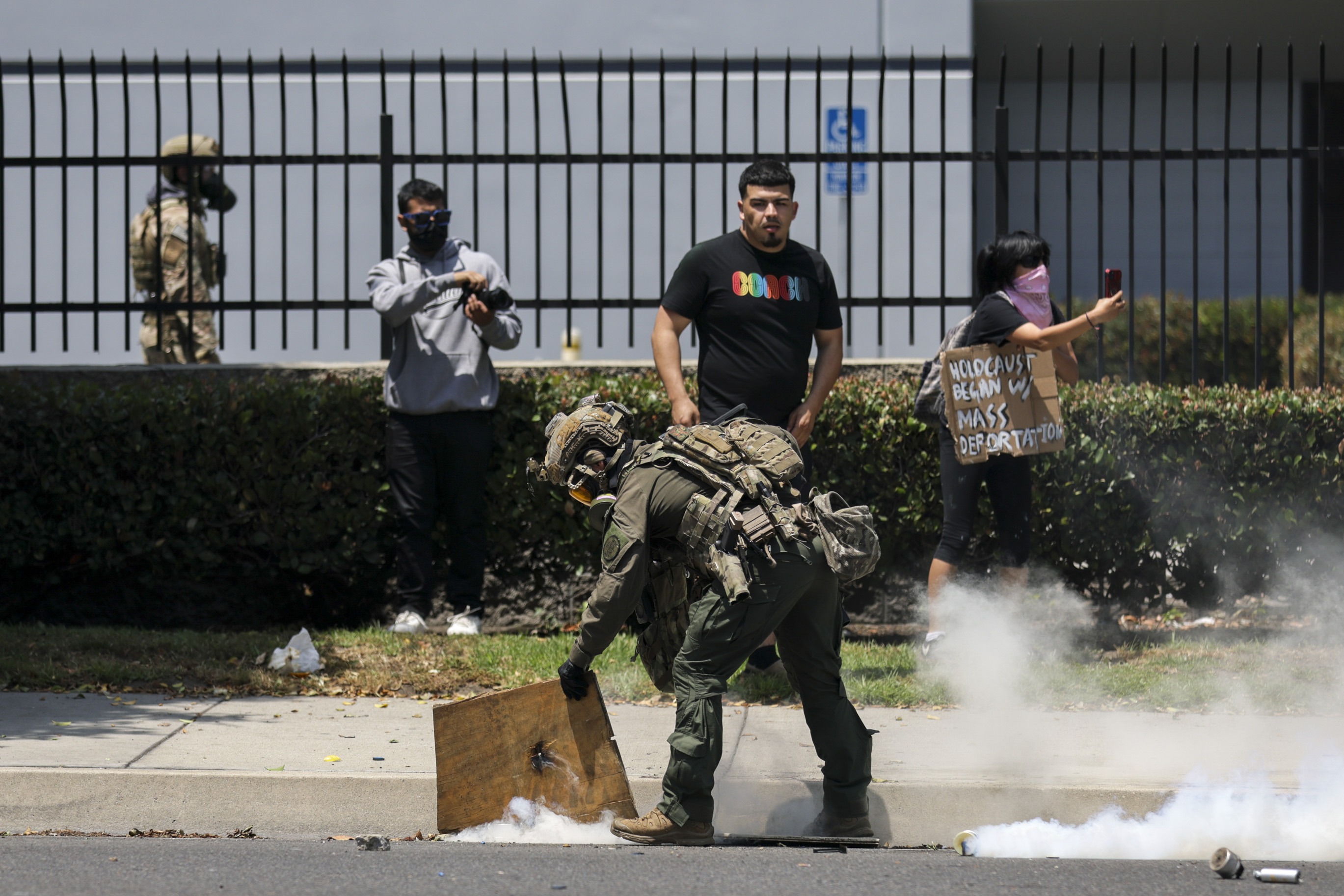 Los Angeles'taki göçmen protestoları şiddetleniyor: 2 bin Ulusal Muhafız görevlendirildi