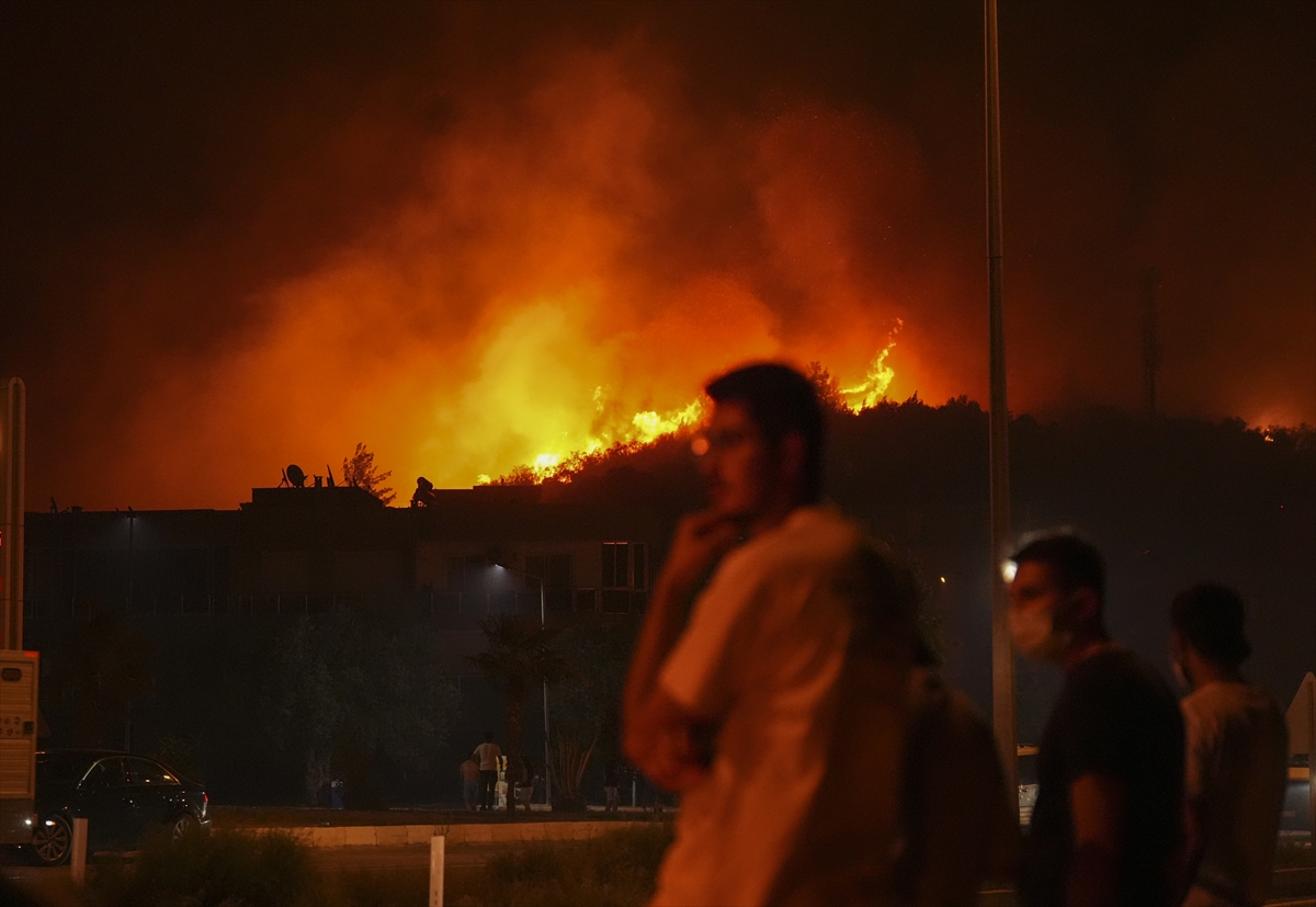 Seferihisar ve Menderes'te yangınla mücadele sürüyor