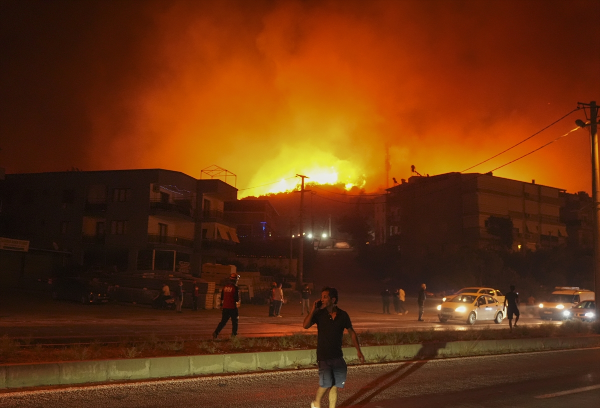 Seferihisar ve Menderes'te yangınla mücadele sürüyor