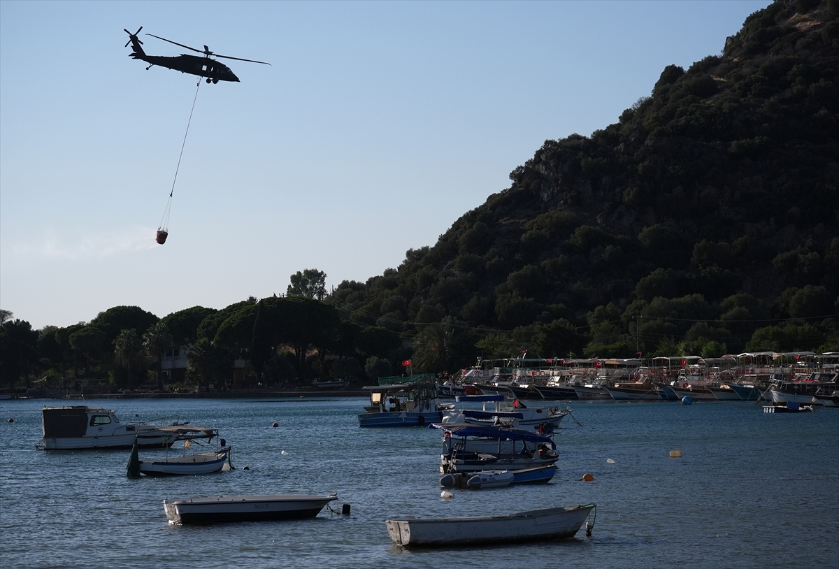 Çeşme yangınına müdahale sürüyor: 2 mahalle boşaltıldı