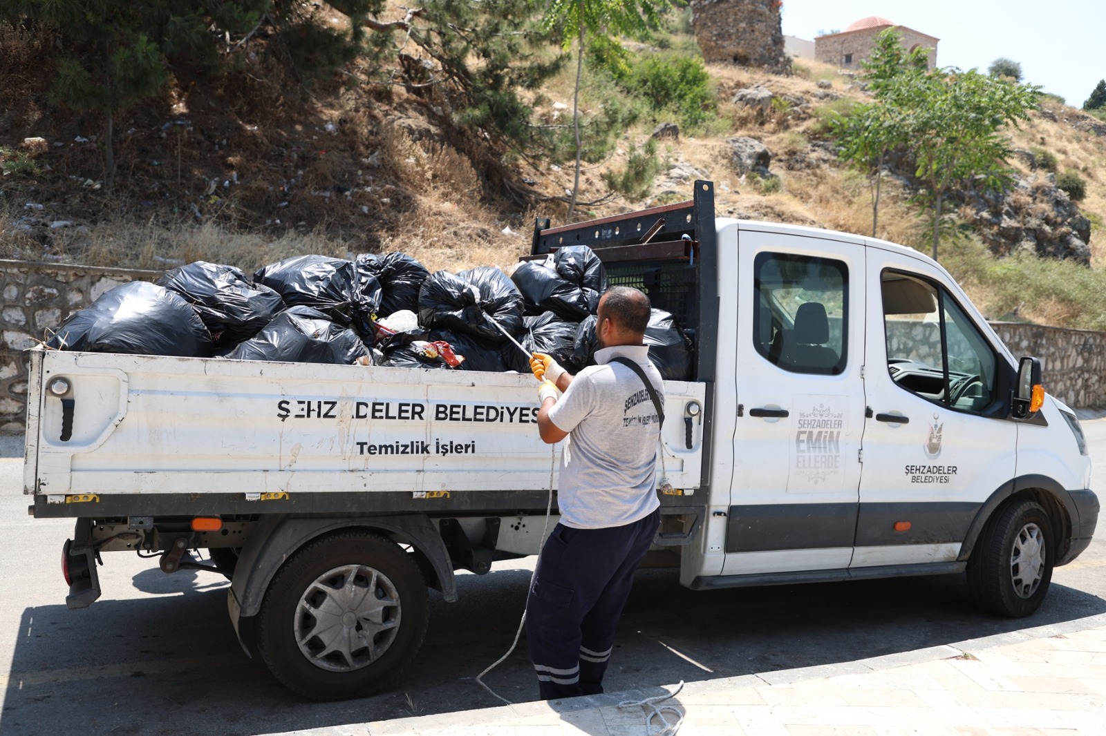 Spil Yolu'nda 20 kamyon çöp toplandı