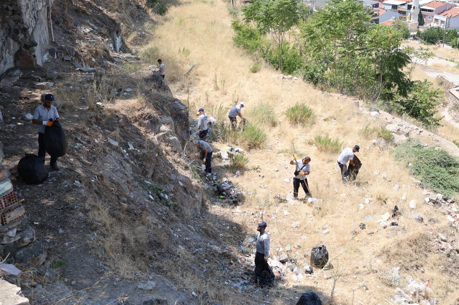 Spil Yolu'nda 20 kamyon çöp toplandı