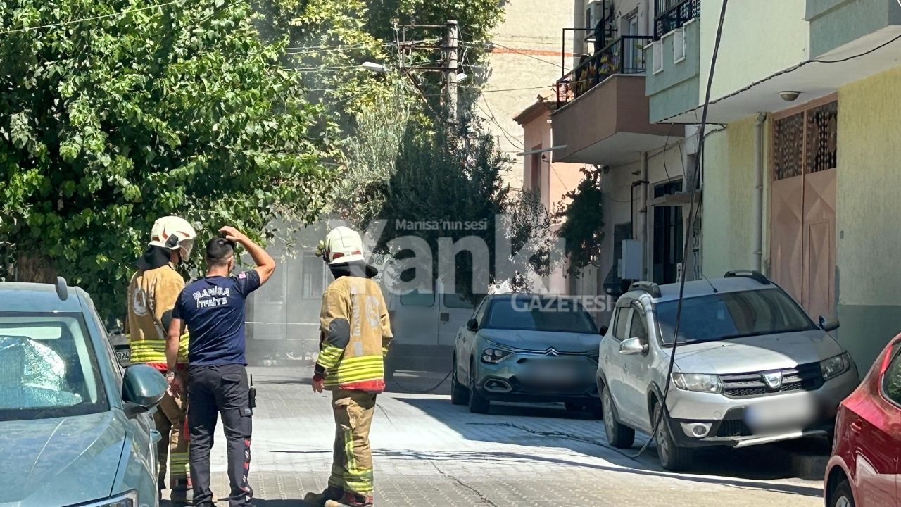 Turgutlu’da kopan elektrik hattı tehlike saçtı: İki araç zarar gördü