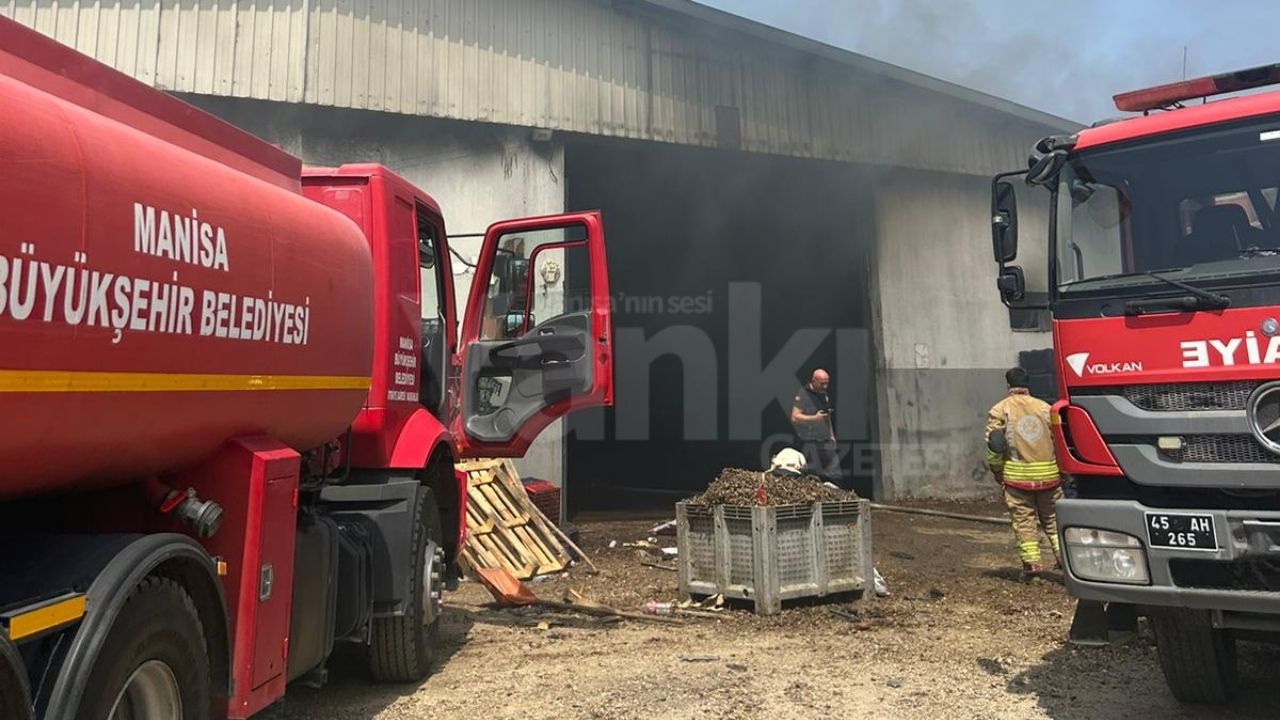 Ahmetli’de plastik kasa dolu depo yangını söndürüldü