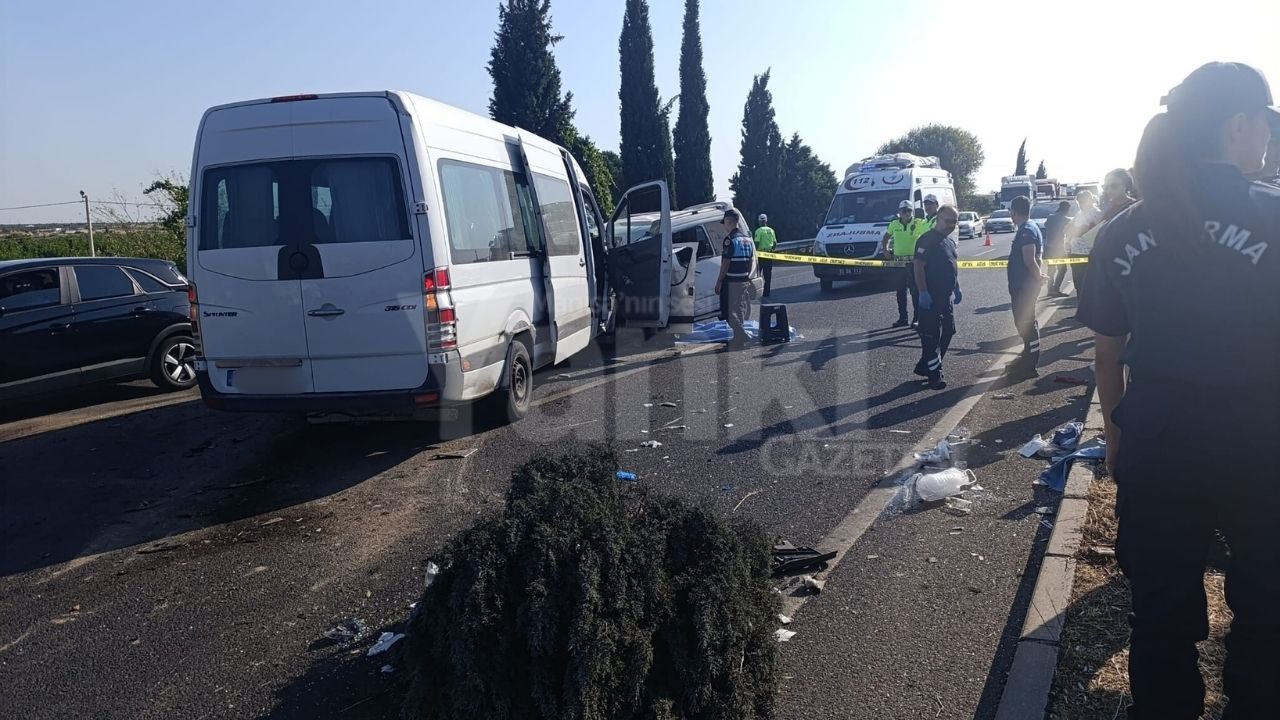 Kemalpaşa’da feci kaza: 1 ölü, 13 yaralı
