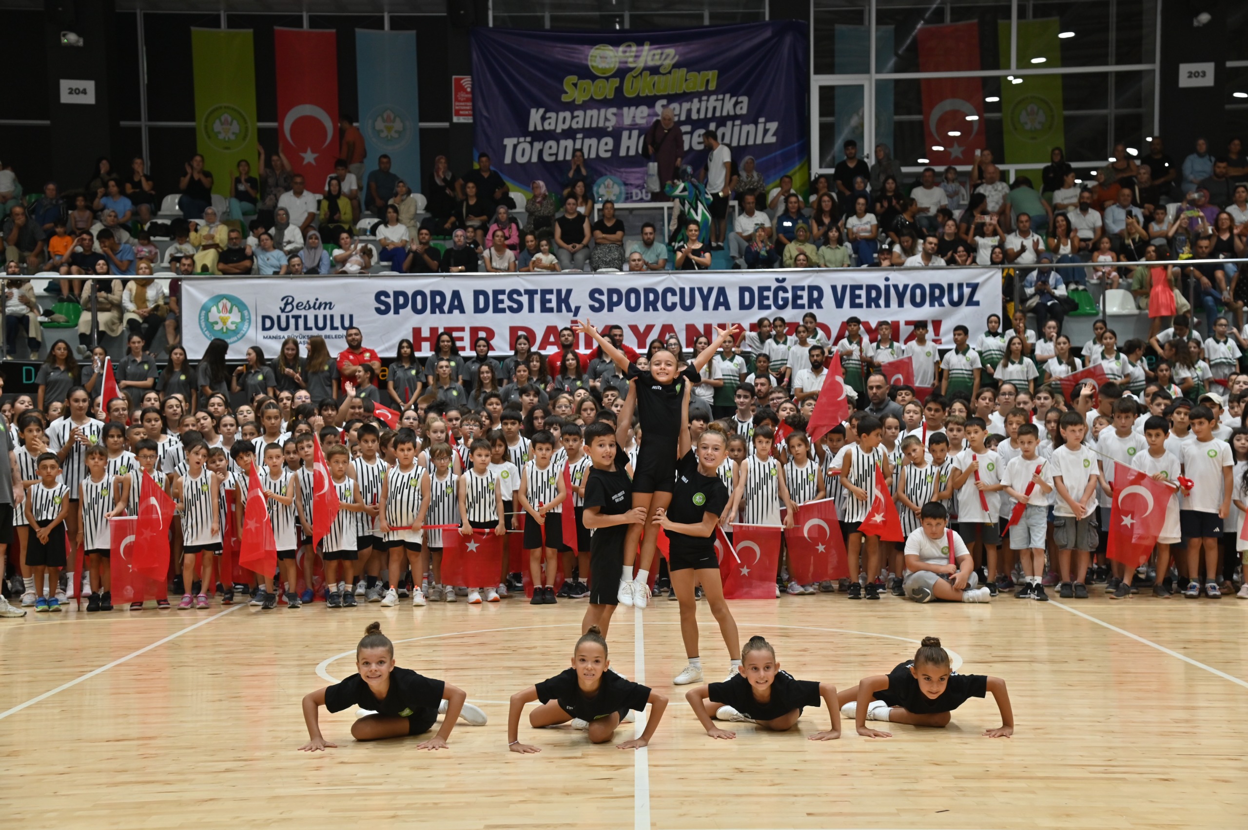 Büyükşehir’in Yaz Spor Okullarında 4 bin 500 sporcu sertifikasını aldı