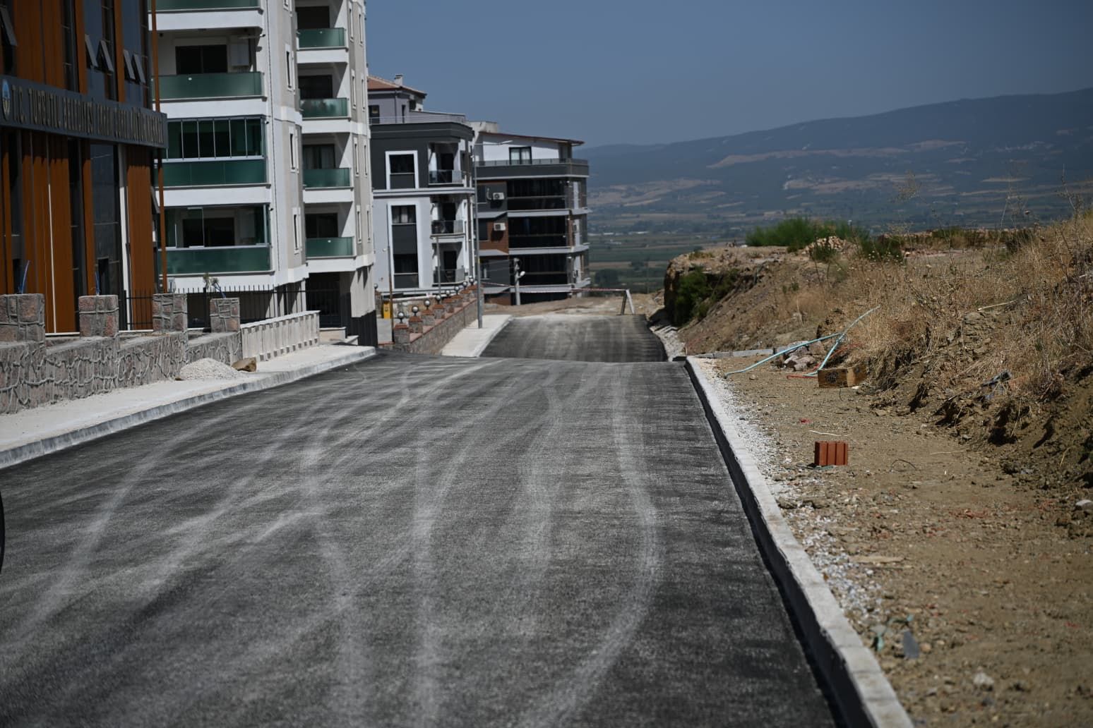 3 Bin Ton Asfalt, 12 Kilometre Kaplama: Turgutlu’da Yollar Yenileniyor