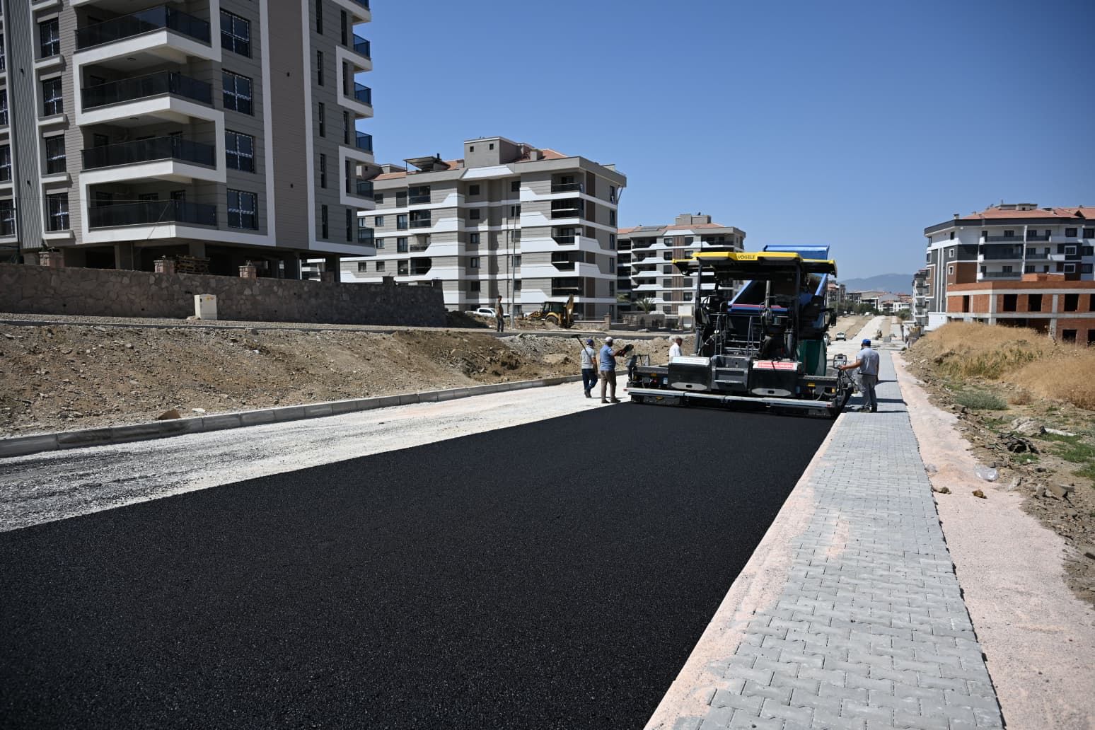 3 Bin Ton Asfalt, 12 Kilometre Kaplama: Turgutlu’da Yollar Yenileniyor
