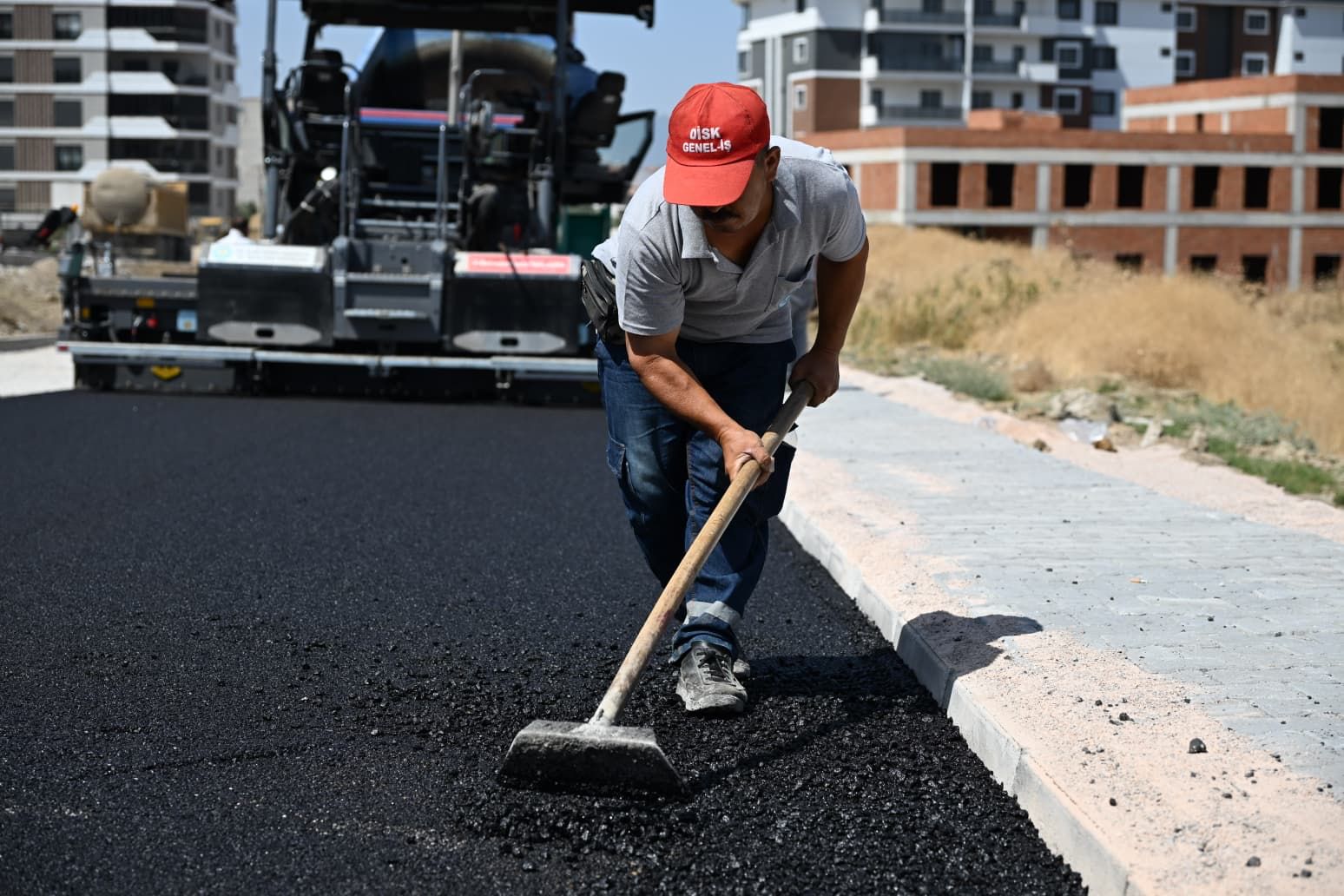3 Bin Ton Asfalt, 12 Kilometre Kaplama: Turgutlu’da Yollar Yenileniyor