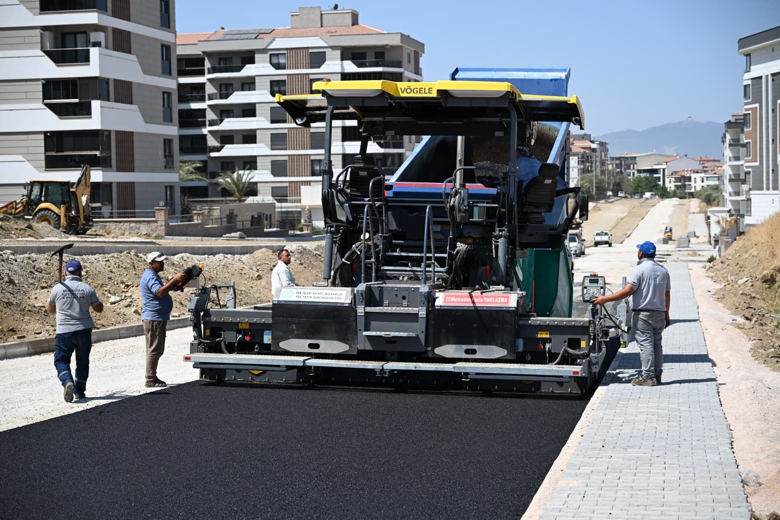3 Bin Ton Asfalt, 12 Kilometre Kaplama: Turgutlu’da Yollar Yenileniyor